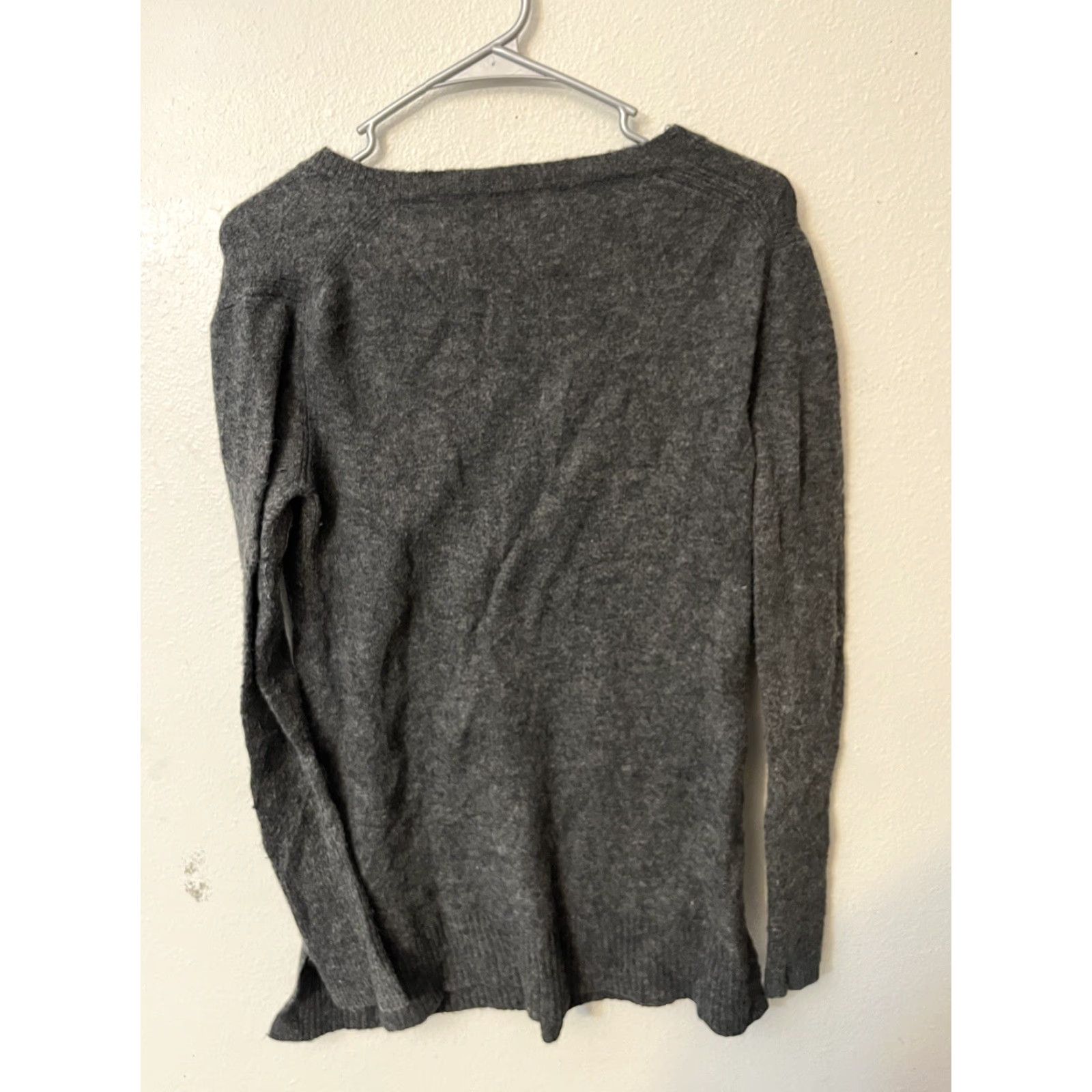 J.Crew J.Crew V-Neck Front-Pocket Tunic Sweater in Supersoft Yarn Gray XS/2XS Women's Knit Pockets Vintage? Wait—no N/A. Size XXS / US 00 / IT 34 - 4 Thumbnail