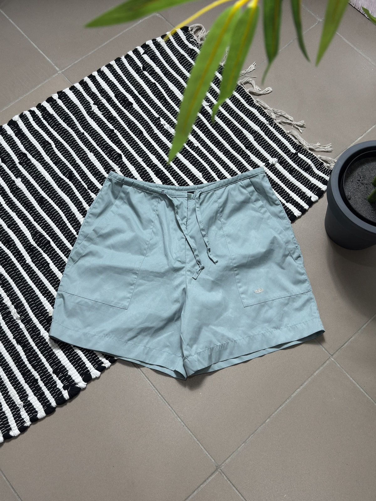 Nike VINTAGE NIKE MINI CUTE SWOOSH NYLON SHORTS Size 27" / US 4 / IT 40 - 8 Thumbnail