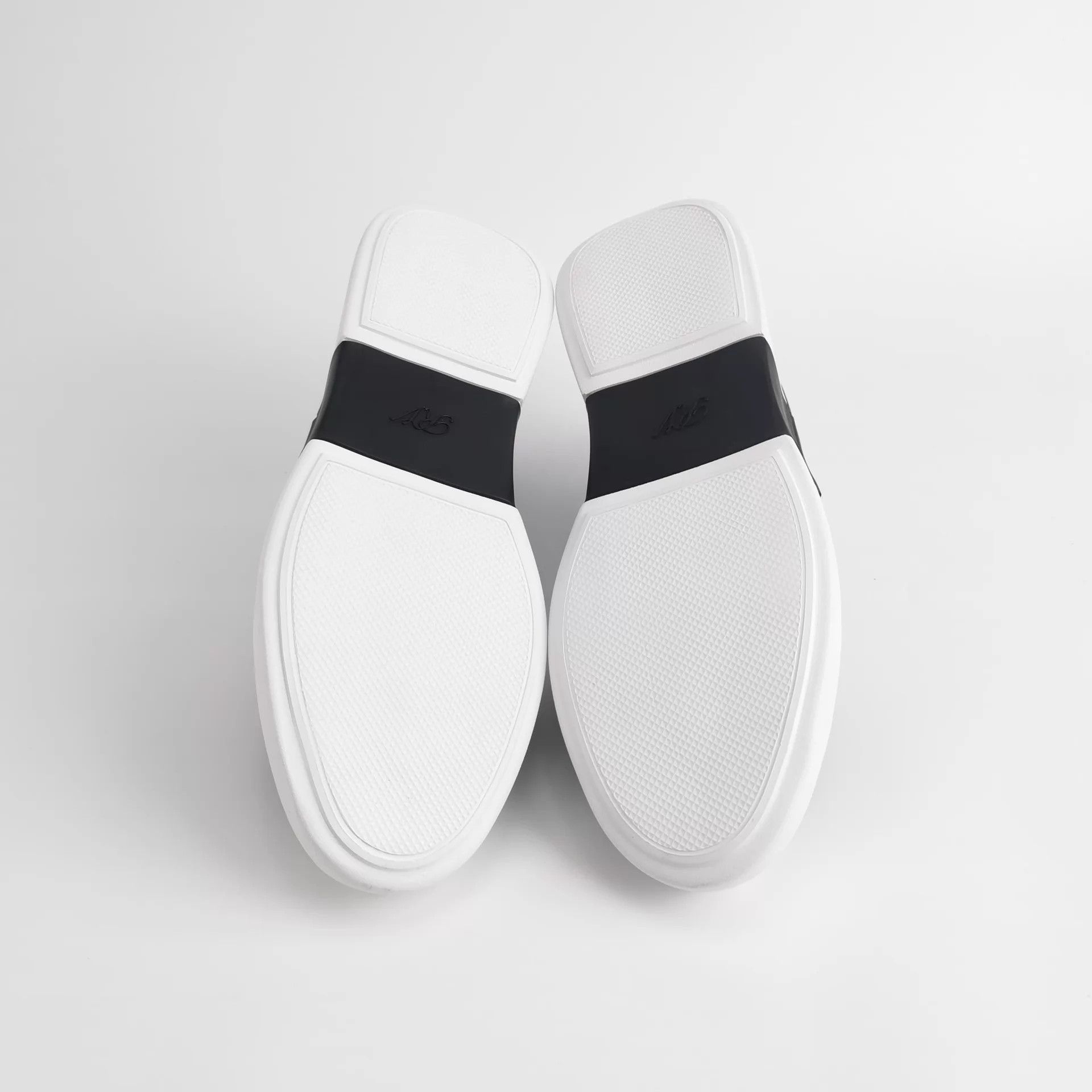 Roger Vivier Roger Vivier Crystal Buckle Sneaker Black White 40 Size US 9.5 / IT 39.5 - 2 Thumbnail