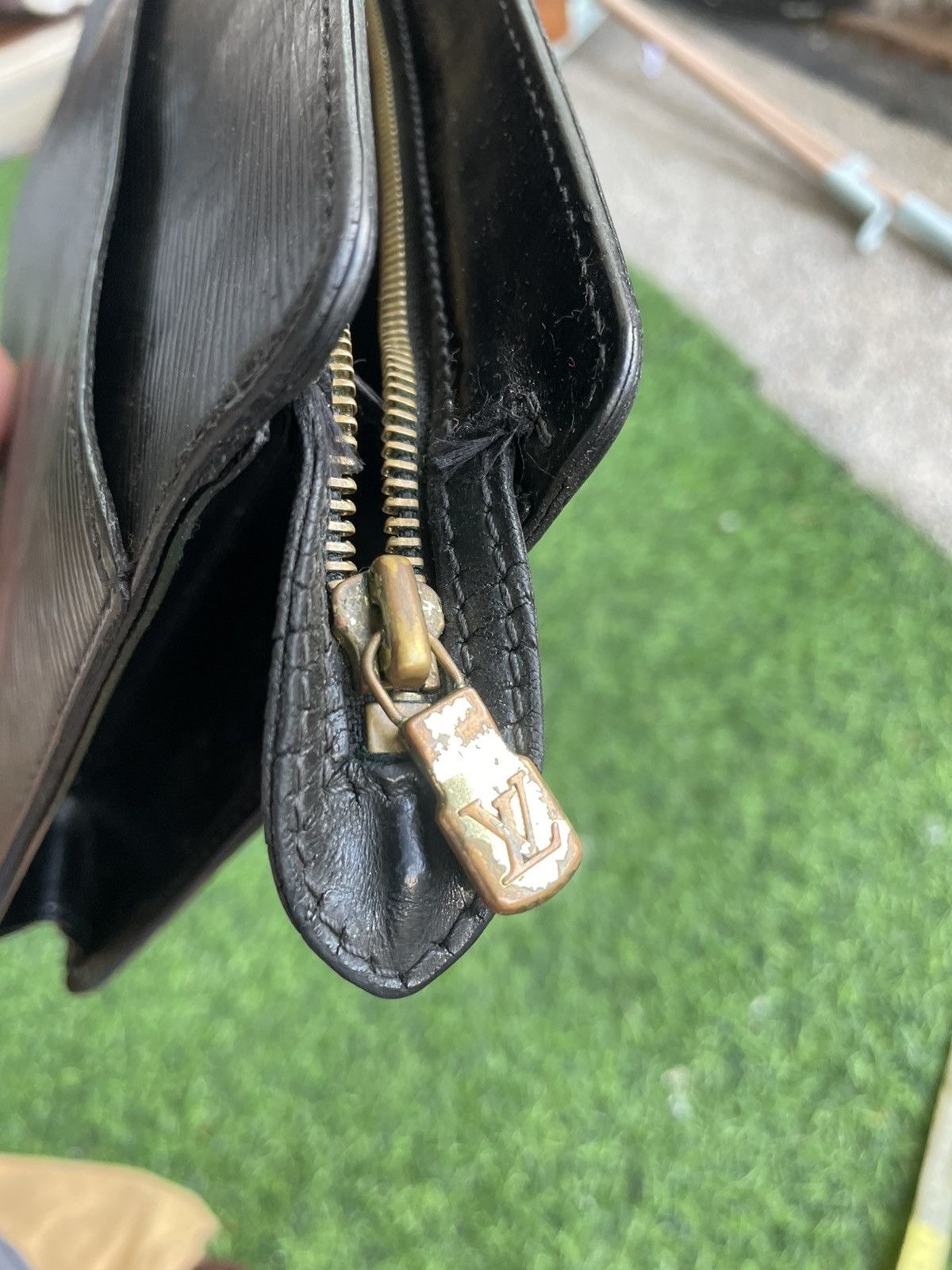 Louis Vuitton Authentic Louis Vuitton Black Epi Leather Clutch Bag Size ONE SIZE - 16 Thumbnail
