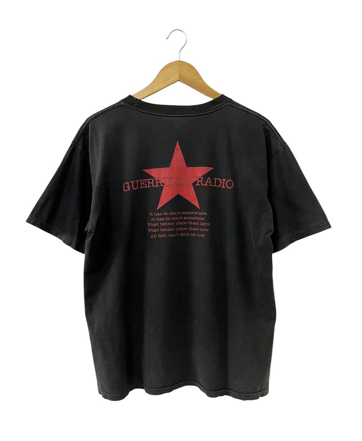 Band Tees VINTAGE RAGE AGAINST THE MACHINE GUERILLA RADIO BAND TSHIRT Size US L / EU 52-54 / 3 - 6 Thumbnail