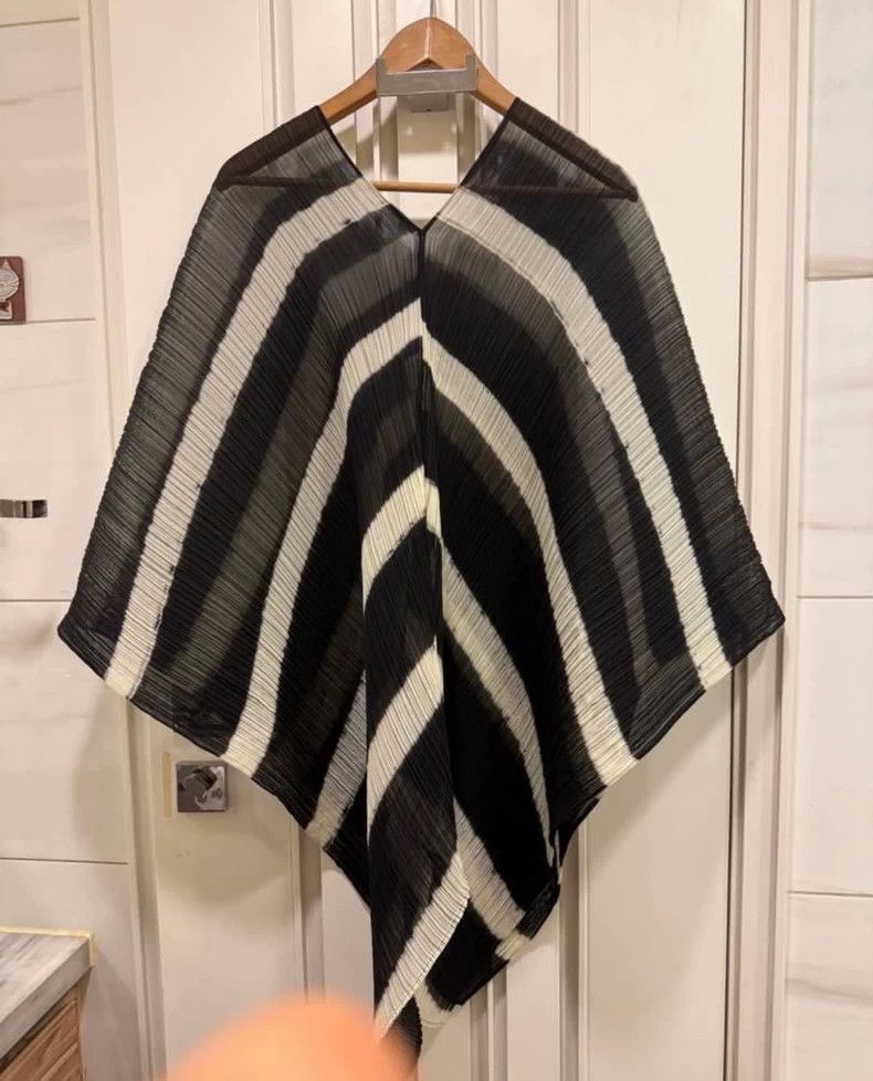 Issey Miyake size:one size Black and white striped coat Outerwear