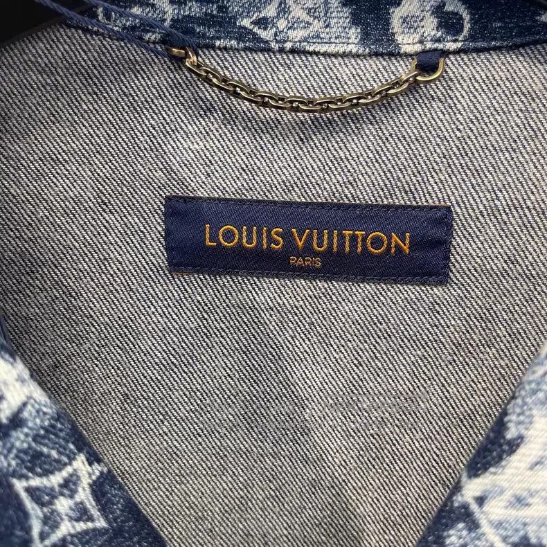 Louis Vuitton Louis Vuitton size 5l Three-flower logo full-printed short- Size US M / EU 48-50 / 2 - 4 Thumbnail