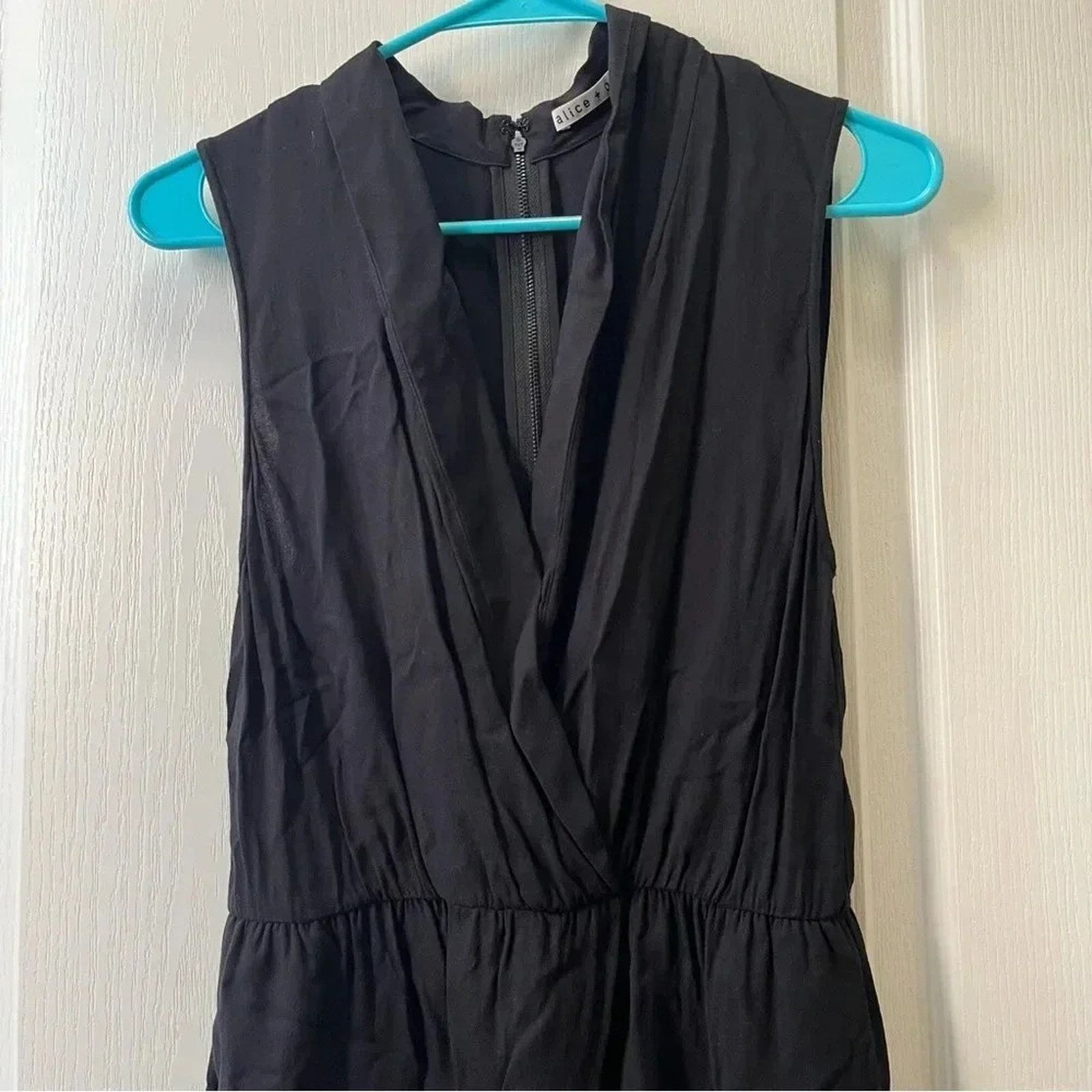 Alice + Olivia Alice + Olivia Romper Size 2 Black Zip Up Back V Neck Flowy Size 26" / US 2 / IT 38 - 9 Thumbnail