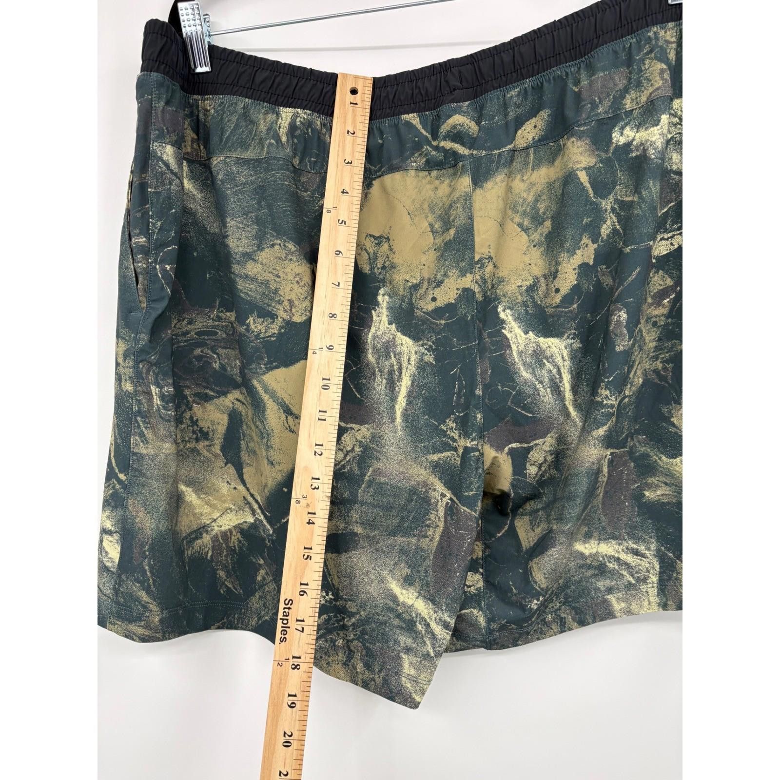 Rhone Rhone Pursuit 7-inch unlined shorts in a green/black camo XL Size US 36 / EU 52 - 7 Thumbnail