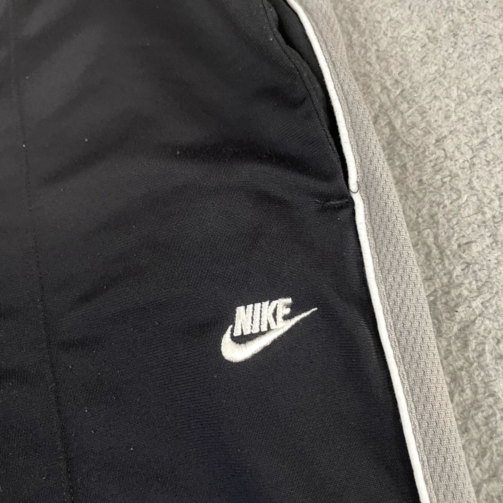 Nike VINTAGE Nike Pants Mens 2XL Black Track Pants Baggy Y2K Streetwear Waist 40in Pockets Elastic Waistband Size US 39 - 3 Thumbnail