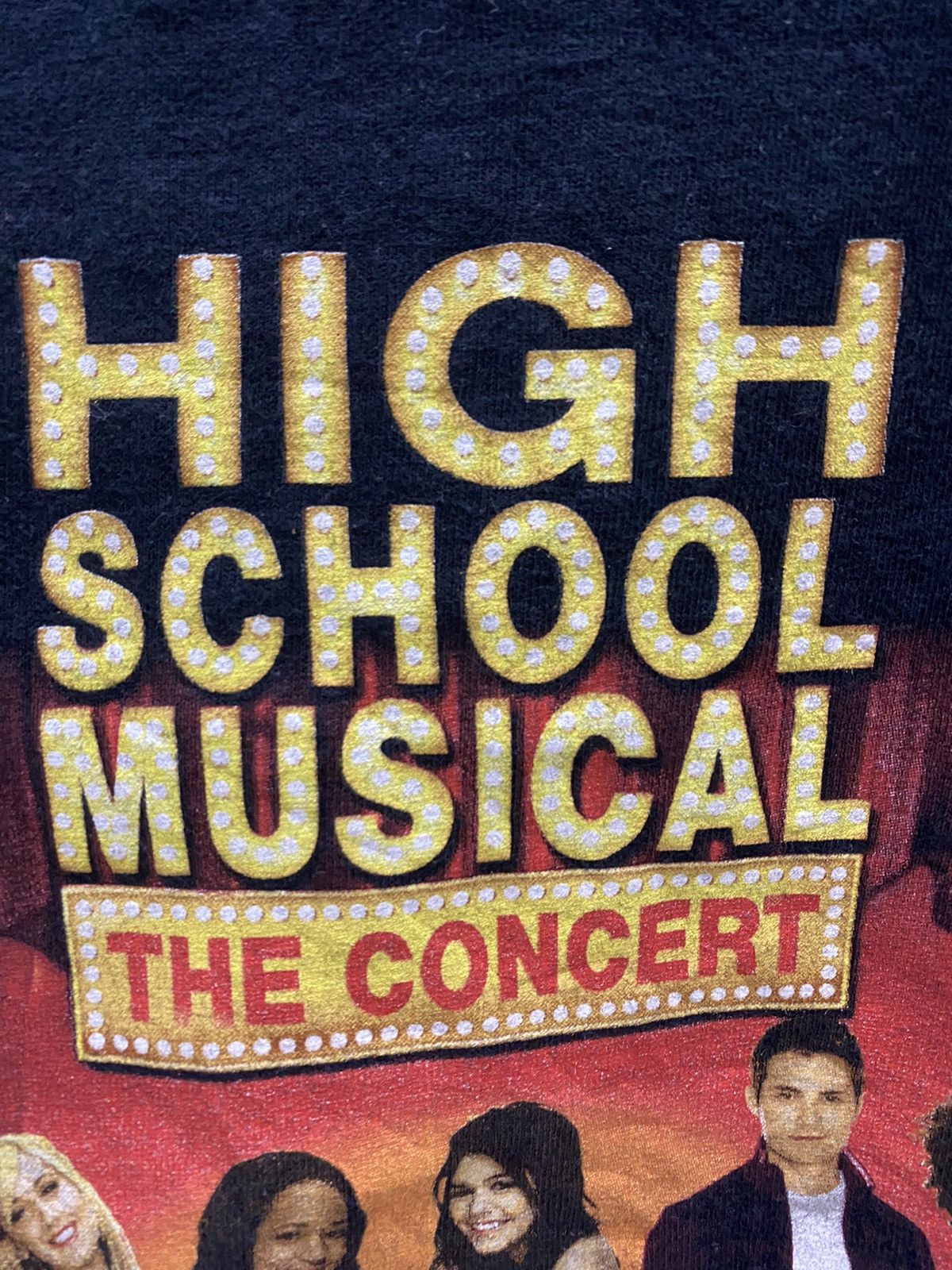 Vintage HIGH SCHOOL MUSICAL THE CONCERT TSHIRT Size US M / EU 48-50 / 2 - 5 Thumbnail