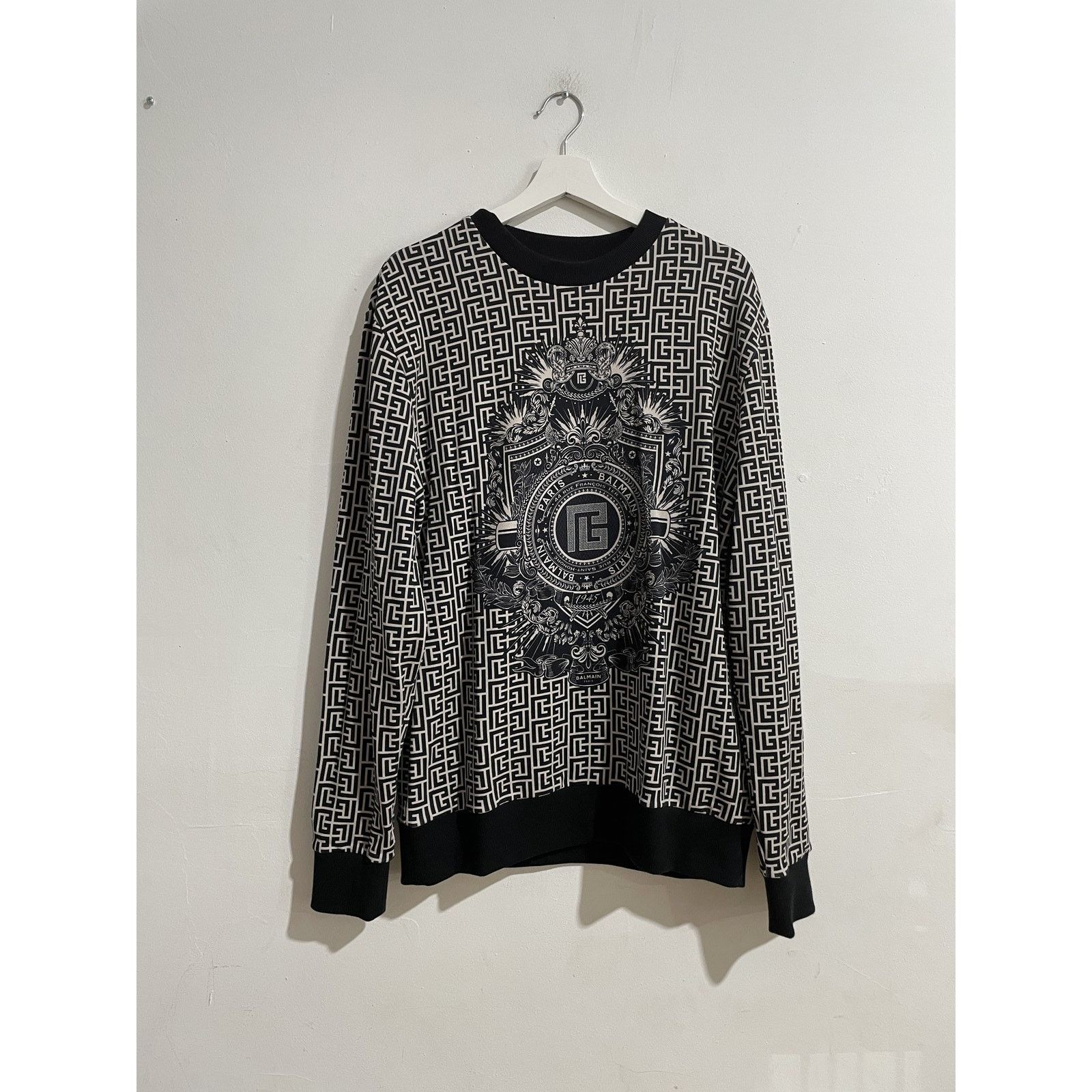 Balmain BALMAIN MONOGRAM CREST CREWNECK SWEATSHIRT SIZE XL PREOWNED Size US XL / EU 56 / 4 - 1 Thumbnail