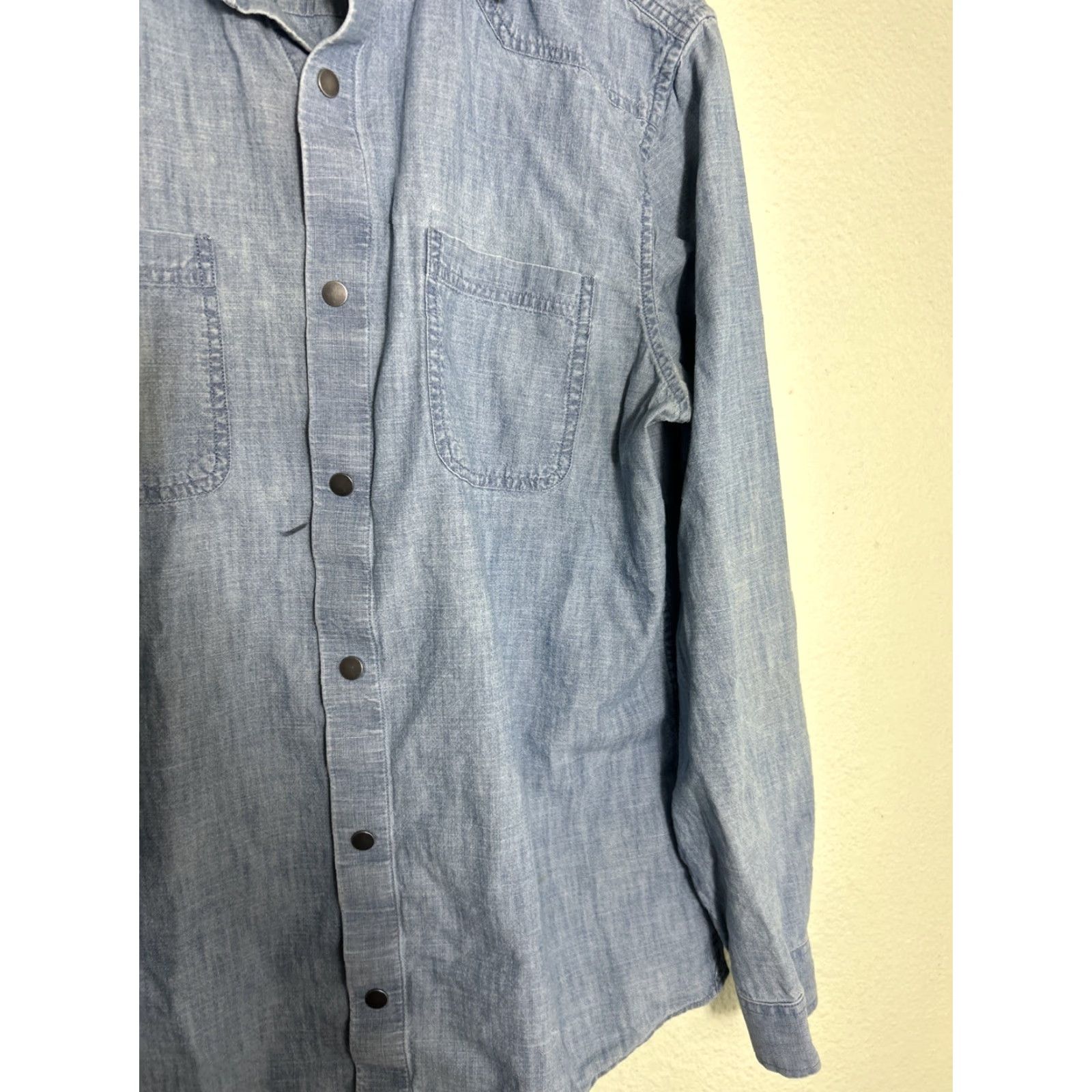 Banana Republic VINTAGE Banana Republic Standard Fit Mens Large Long Sleeve Denim Metal Button Shirt Size US L / EU 52-54 / 3 - 7 Thumbnail