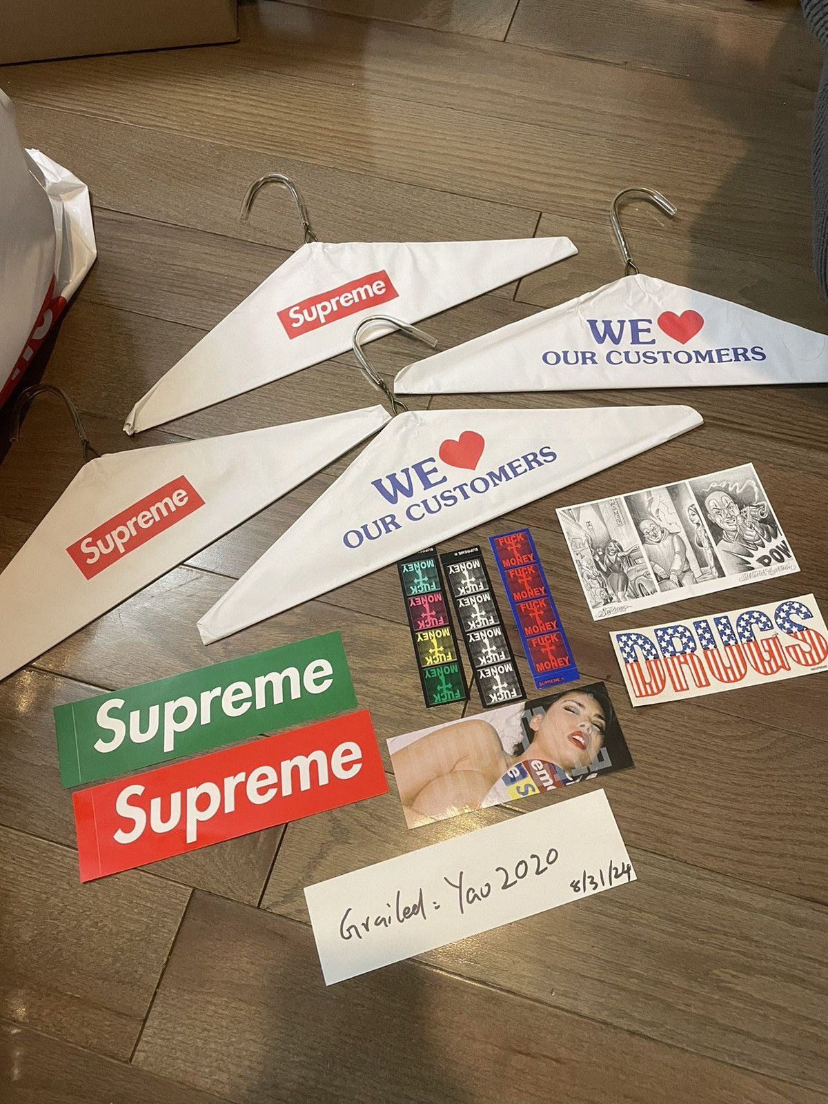 Supreme supreme fw24 free gift hangers with stickers set Size ONE SIZE - 1 Thumbnail
