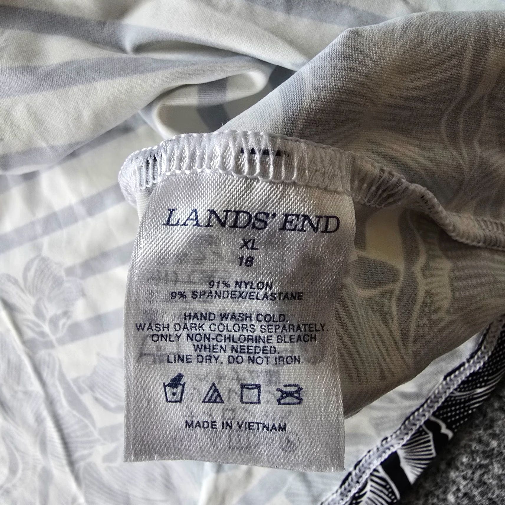 Lands' End **Lands' End Black XL Women's Stretch Floral Striped Outdoors Blouse** User: **Lands' End Black XL Women's Floral Striped Stretch Outdoors Blouse** Size XL / US 12-14 / IT 48-50 - 7 Thumbnail