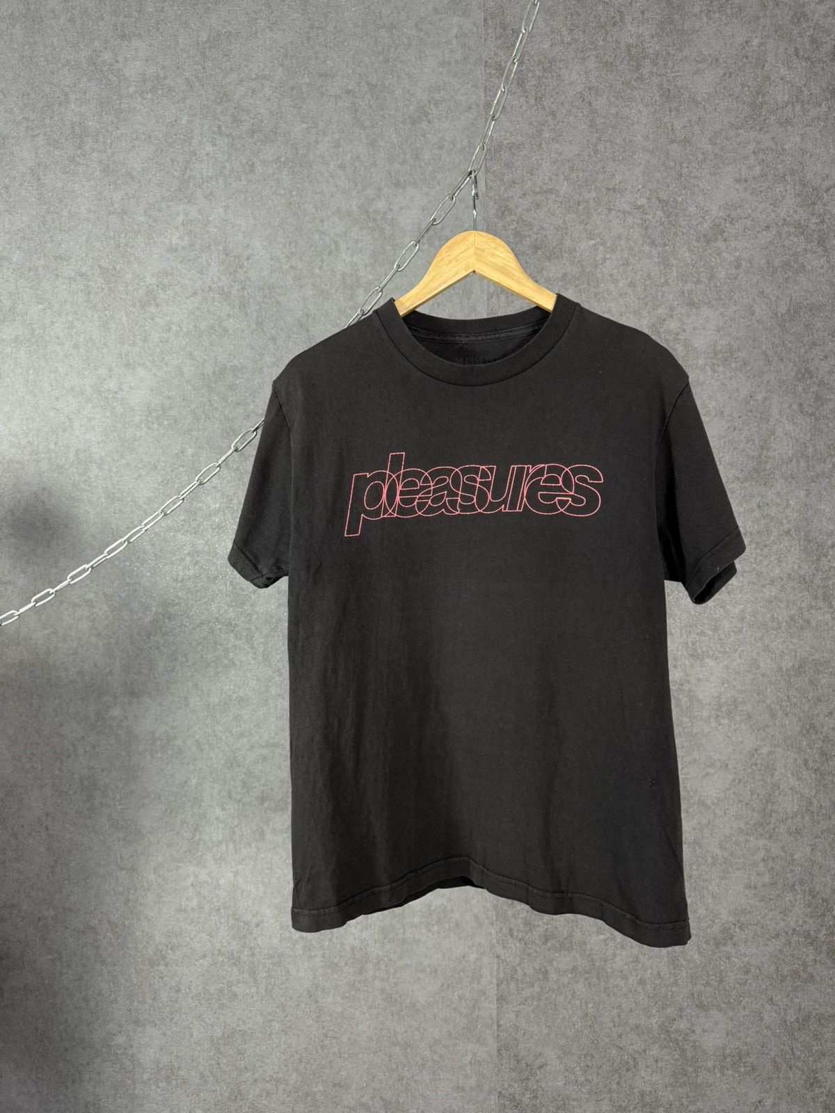 Pleasures Pleasures designer center logo tee Size US S / EU 44-46 / 1 - 1 Thumbnail