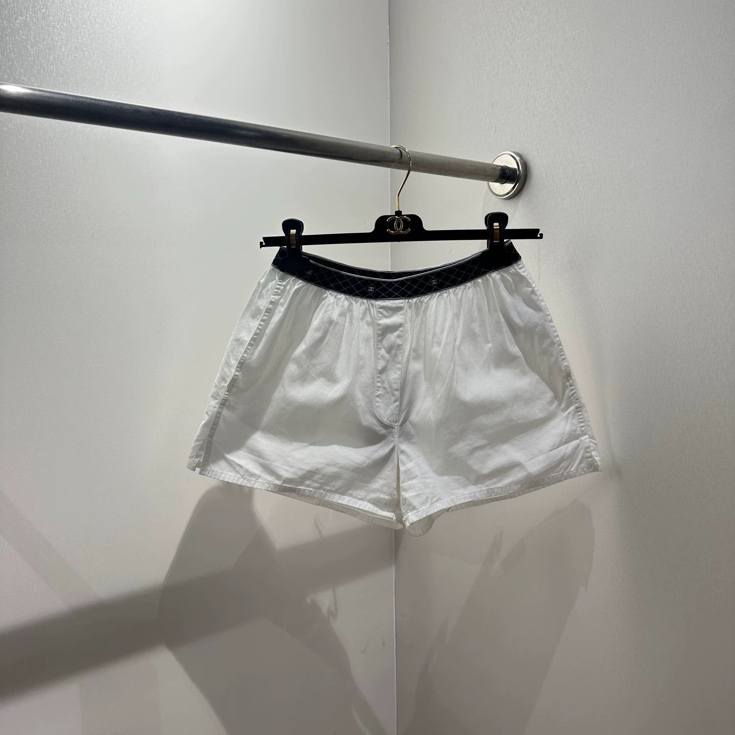 Chanel Chanel apr731 24S Elastic Waist Logo Shorts 34 Size 25" / US 0 / IT 36 - 1 Thumbnail
