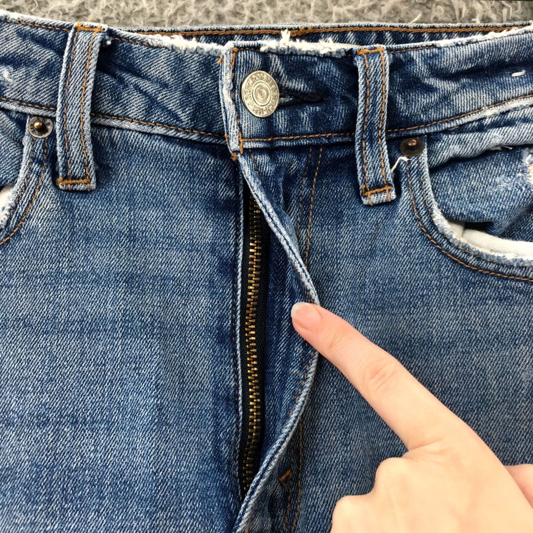 Abercrombie & Fitch Abercrombie & Fitch The Skinny Jeans Womens 23/000R Blue Denim Denim Jeans Slim Regular 5-Pocket Distressed Stretch Womens Size 40" / US 18 - 3 Thumbnail