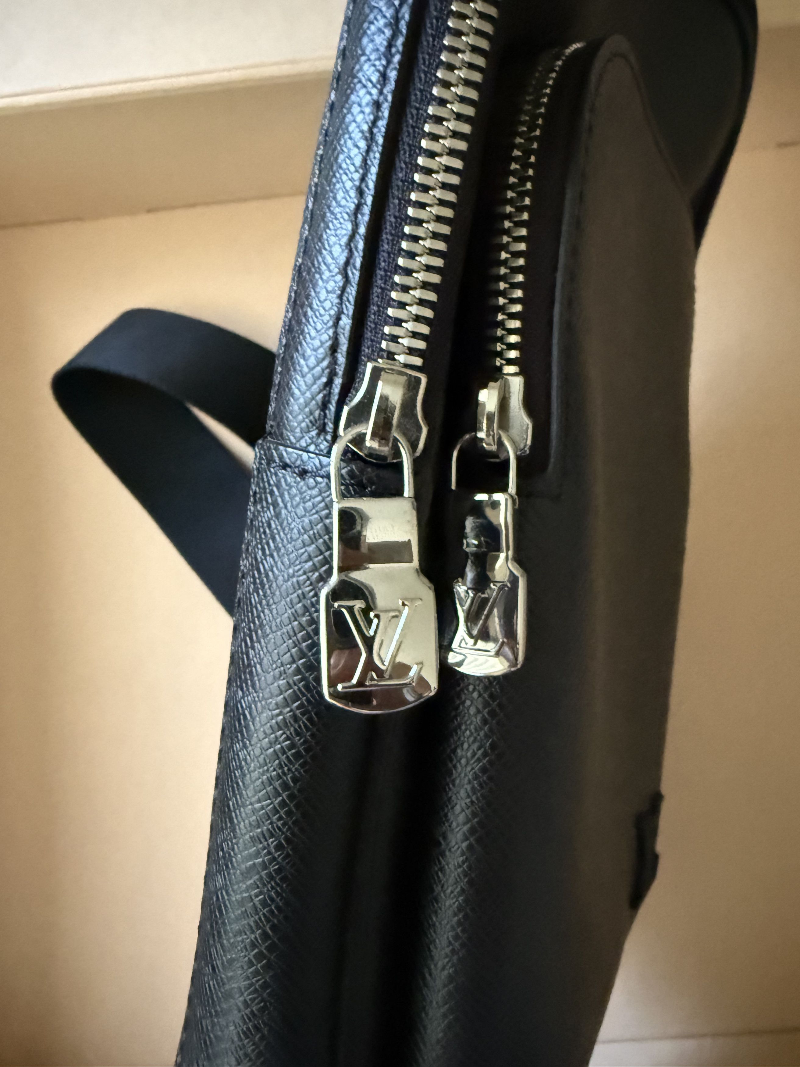 Louis Vuitton Avenue Slingbag Taiga Leather Size ONE SIZE - 7 Thumbnail