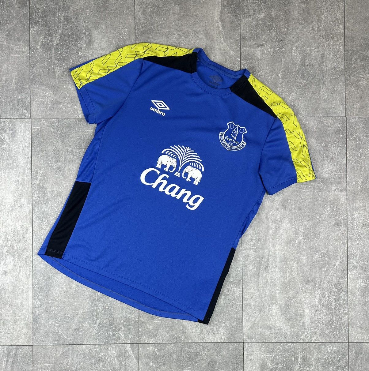 Umbro Umbro Everton FC 2015/16 Training Football Soccer Jersey Size US M / EU 48-50 / 2 - 1 Thumbnail