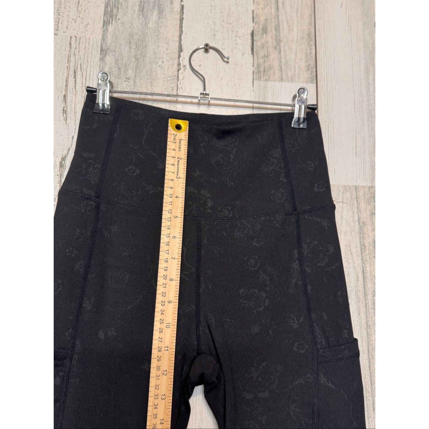 Laundry by Shelli Segal Laundry by Shelli Segal Floral Black Biker Shorts Women’s Si Size 27" / US 4 / IT 40 - 5 Thumbnail