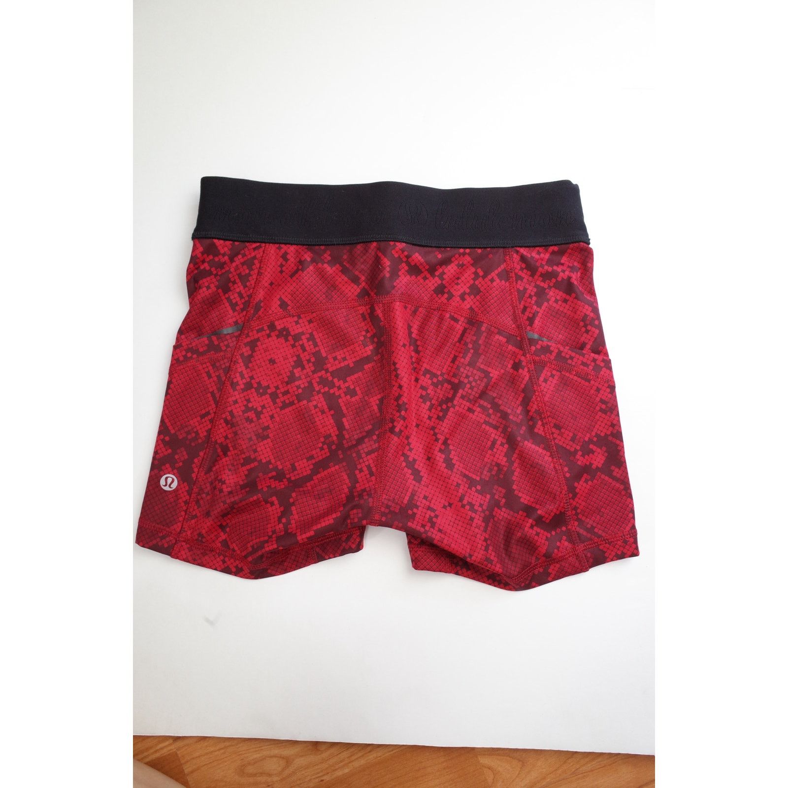 Lululemon Lululemon Red Snake Print Bike Running Shorts 4 Size 27" / US 4 / IT 40 - 2 Thumbnail