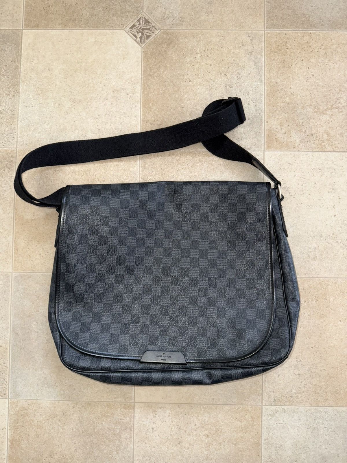 Louis Vuitton Louis Vuitton Daniel MM Damier Graphite Messenger Bag Size ONE SIZE - 2 Thumbnail