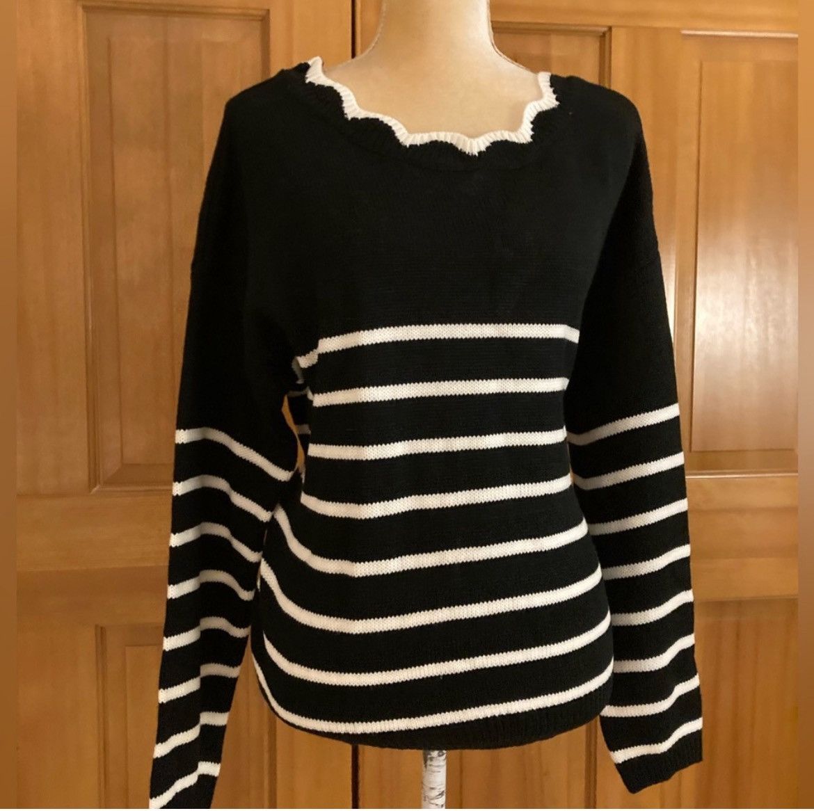 Designer × Other NWT, Lavishly Paris Scallop Trim Bowknot Back Sweater Size M / US 6-8 / IT 42-44 - 11 Thumbnail