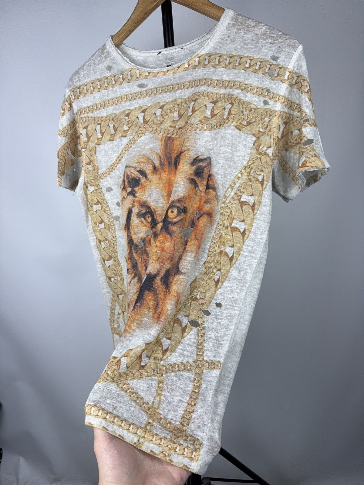 Japanese Brand Retro 00s Distressed Lion Chain Print T-Shirt Gold Baroque Size US M / EU 48-50 / 2 - 4 Thumbnail