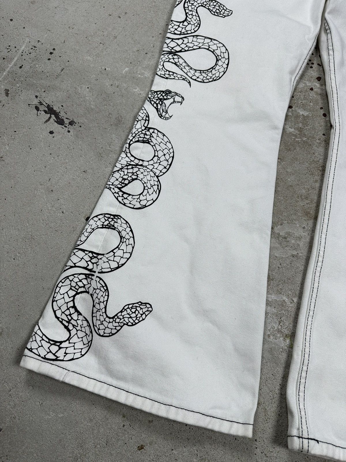 If Six Was Nine × Japanese Brand × Vintage Vintage White Bootcut Snake Print Flared Denim Pants Size US 32 / EU 48 - 4 Thumbnail