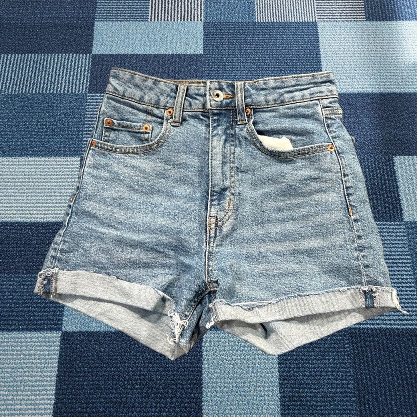 H&M H&M Denim Shorts Womens 2 Blue High Rise Cuffed Zip Closure Stone Wash 5-Pocket Spring Summer Casual Mens? Womens Size 40" / US 18 - 1 Thumbnail