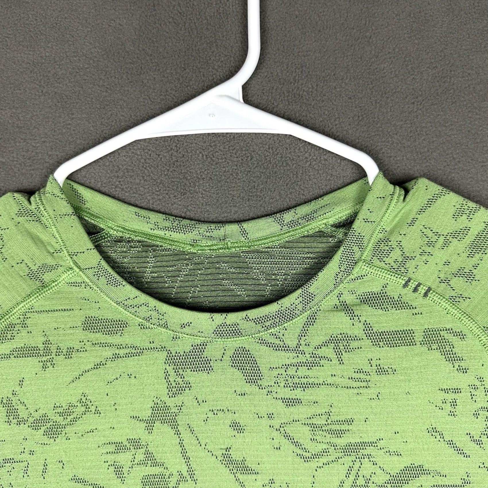 Lululemon Lululemon Metal Vent Tech Shirt Mens XS Green Camouflage Running Training Performance Size US L / EU 52-54 / 3 - 3 Thumbnail