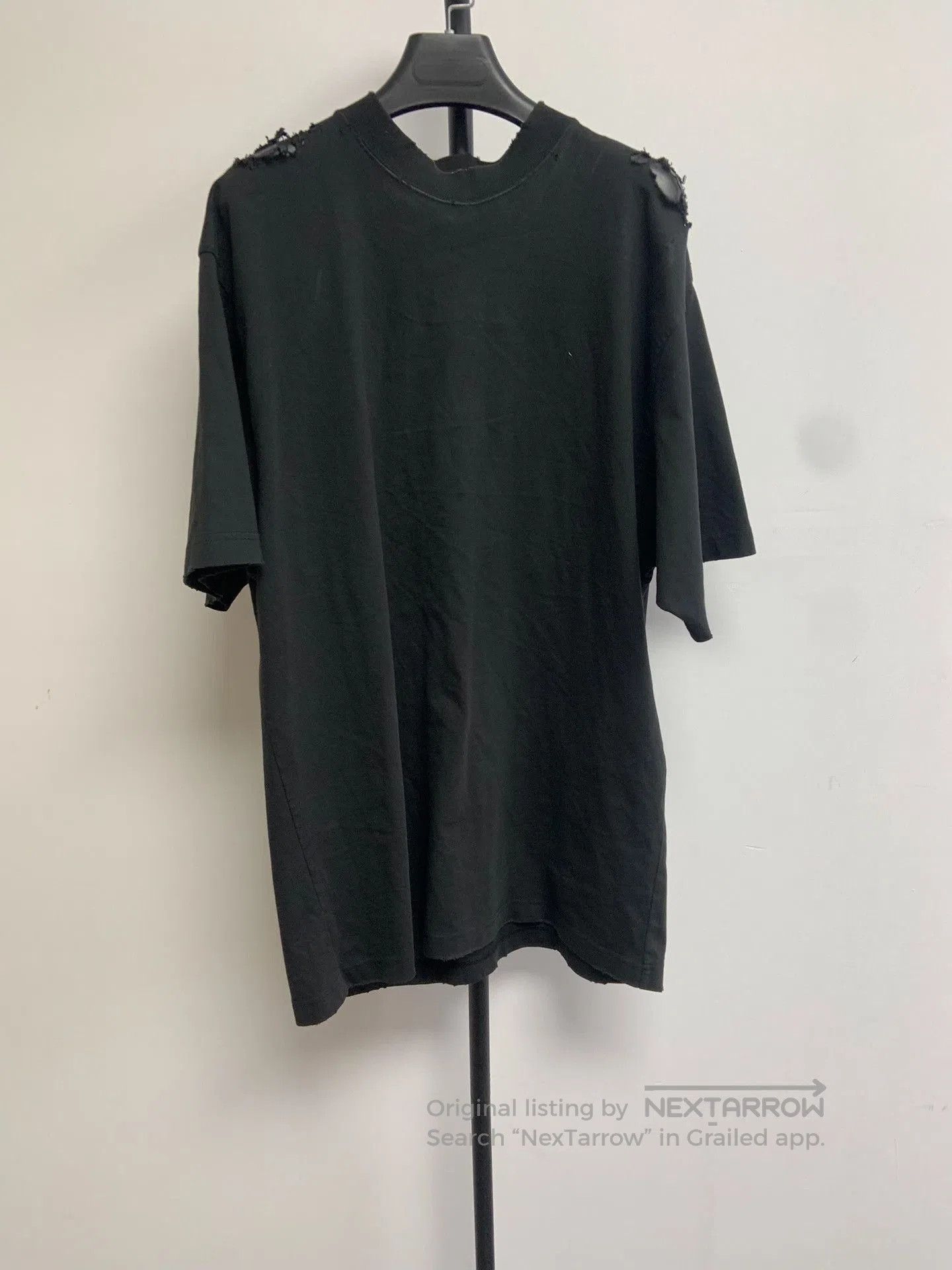 Balenciaga Balenciaga Distressed Back Letter Print Crewneck Tee. Size US S / EU 44-46 / 1 - 1 Thumbnail