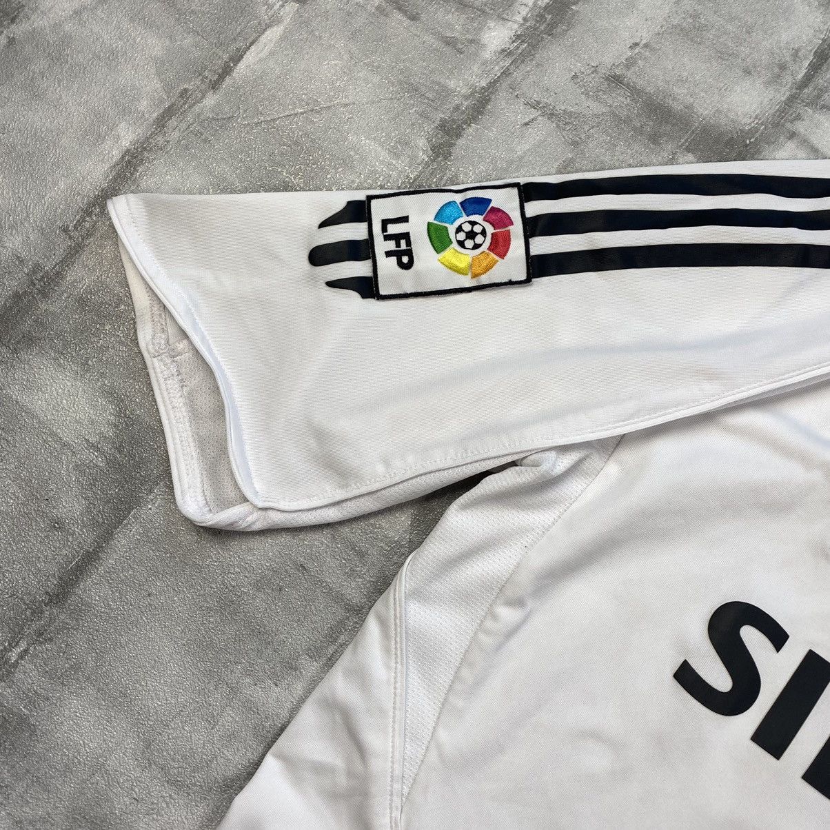 Vintage Real Madrid x Adidas “Robinho” Vintage 2005 Jersey Size US M / EU 48-50 / 2 - 6 Thumbnail