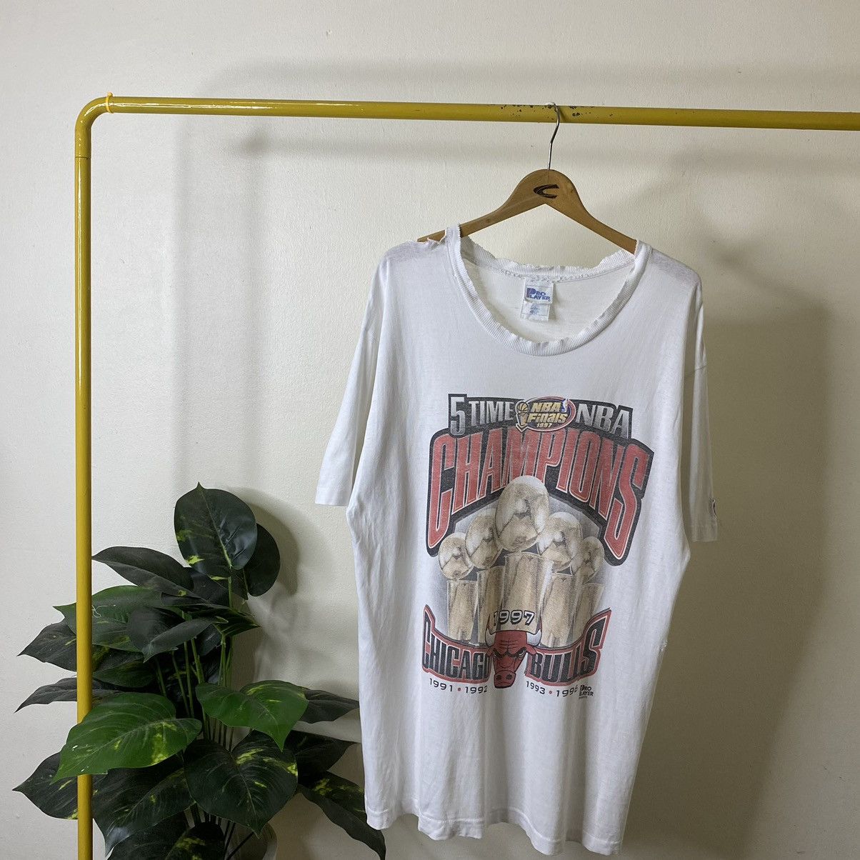NBA 1997 Pro Player Chicago Bulls 5 Time Champions Distressed T Size US L / EU 52-54 / 3 - 1 Thumbnail