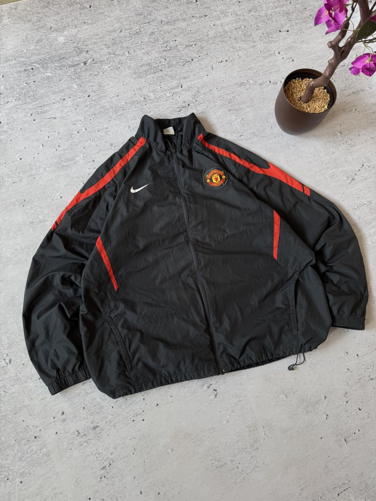 Nike × Vintage NIKE MANCHESTER UNITED VINTAGE BASIC LOGO BAGGY LIGHT JACKET Size US XL / EU 56 / 4 - 1 Thumbnail