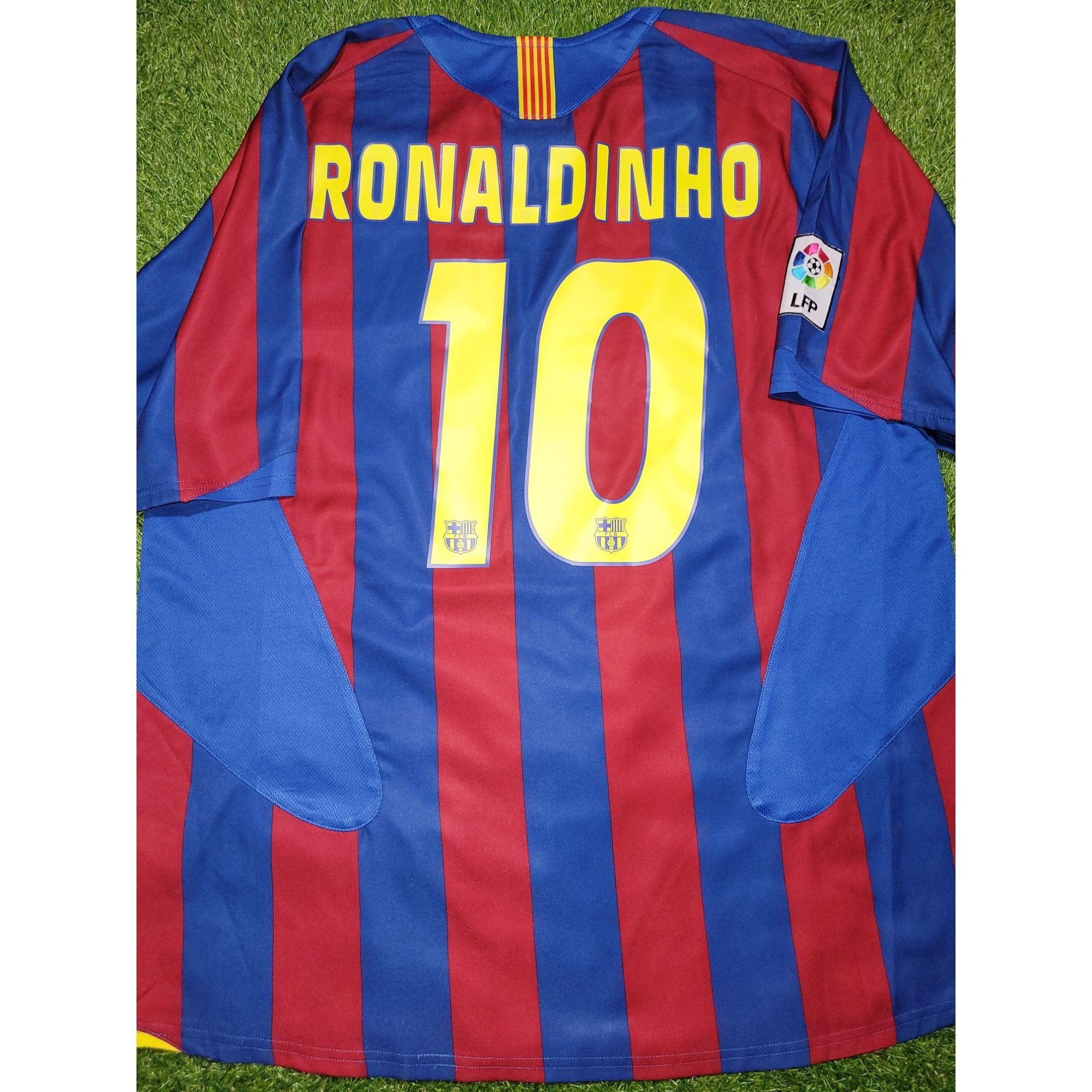 image of Nike Ronaldinho Barcelona 2005 2006 Soccer Jersey Shirt XL in Red, Men's