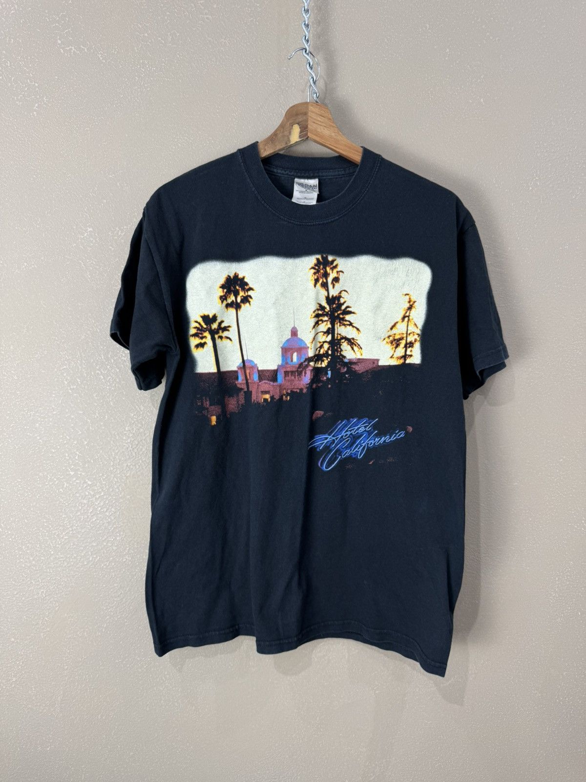 Band Tees Vintage 00s THE EAGLES Hotel California Band T Shirt (G-33) Size US M / EU 48-50 / 2 - 1 Thumbnail
