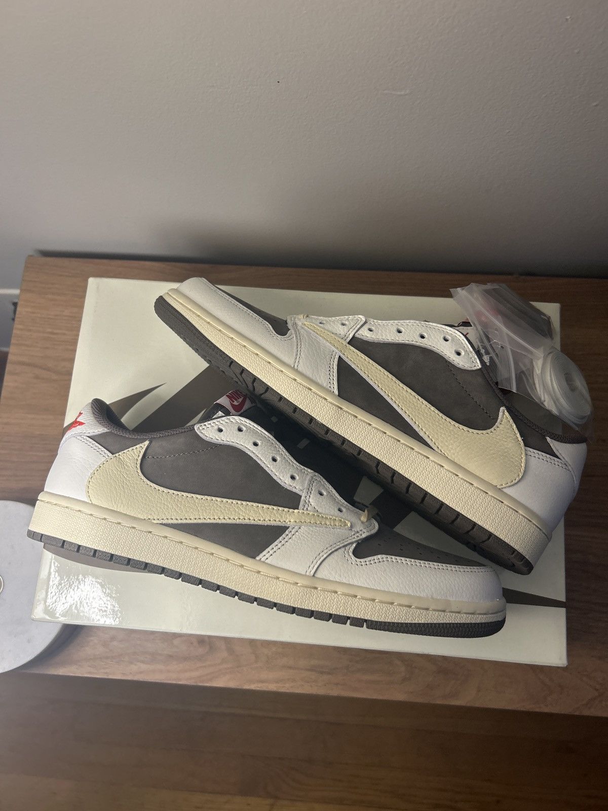 Jordan Brand × Travis Scott Travis Scott x Jordan 1 low Reverse Mocha Size US 10.5 / EU 43-44 - 2 Thumbnail