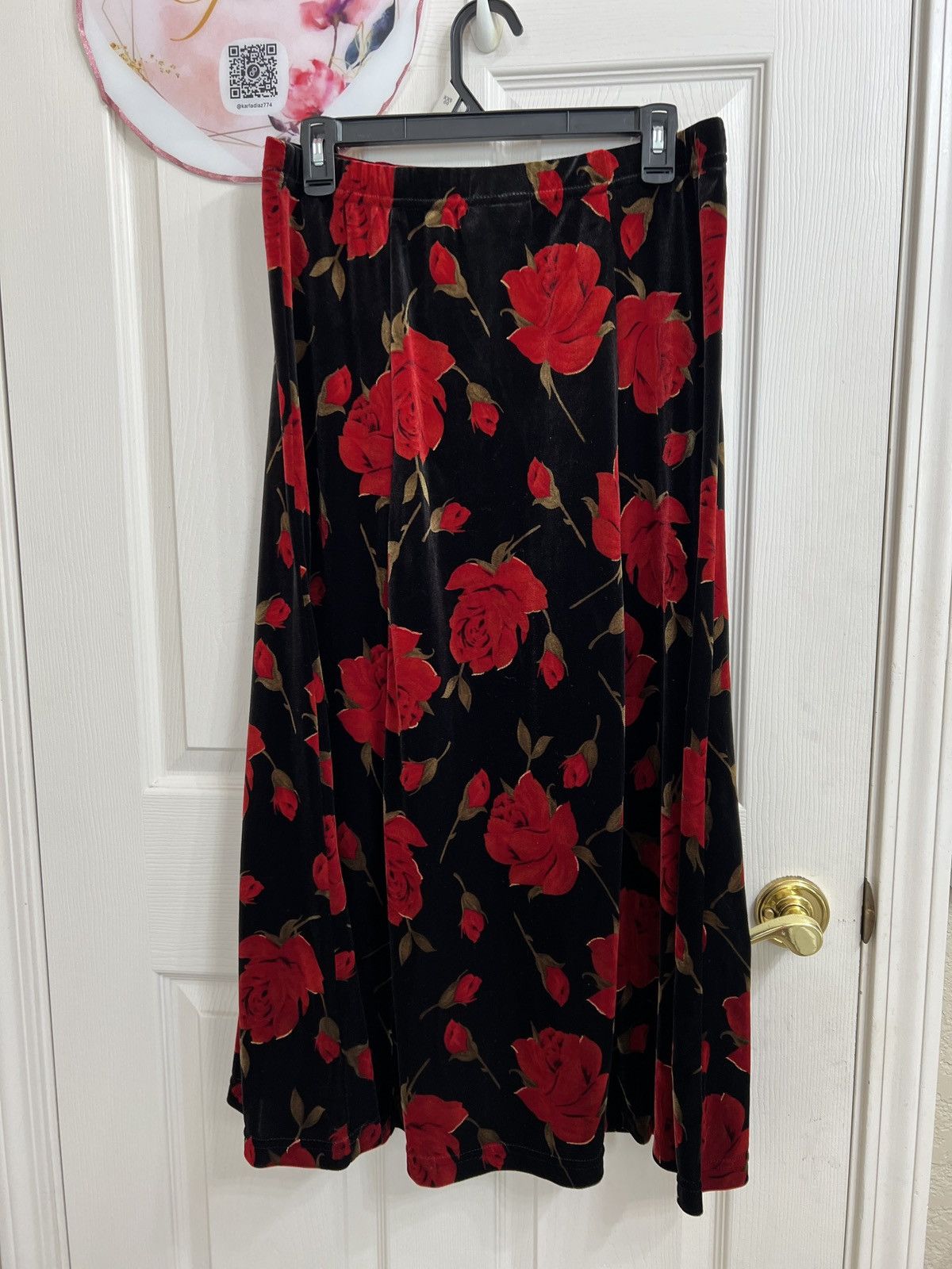 Coldwater Creek Coldwater Creek Black Maxi Skirt with Red Rose Print Size 36" / US 14 / IT 50 - 2 Thumbnail