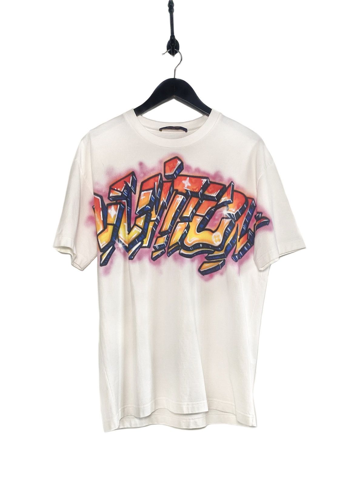 Louis Vuitton Louis Vuitton 2022 Graffiti Logo Print Ivory T-shirt Size US M / EU 48-50 / 2 - 1 Thumbnail