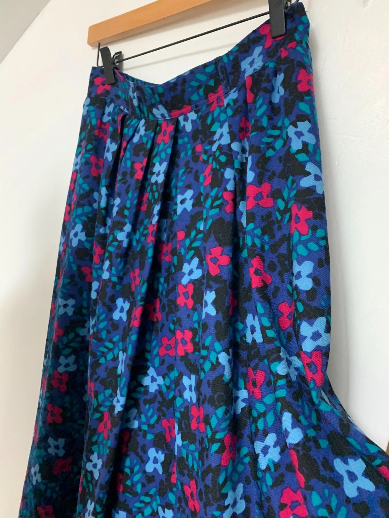 Guy Laroche × Vintage Vintage Guy Laroche Wool Pleated Midi Skirt with Flowers Size 26" / US 2 / IT 38 - 2 Thumbnail