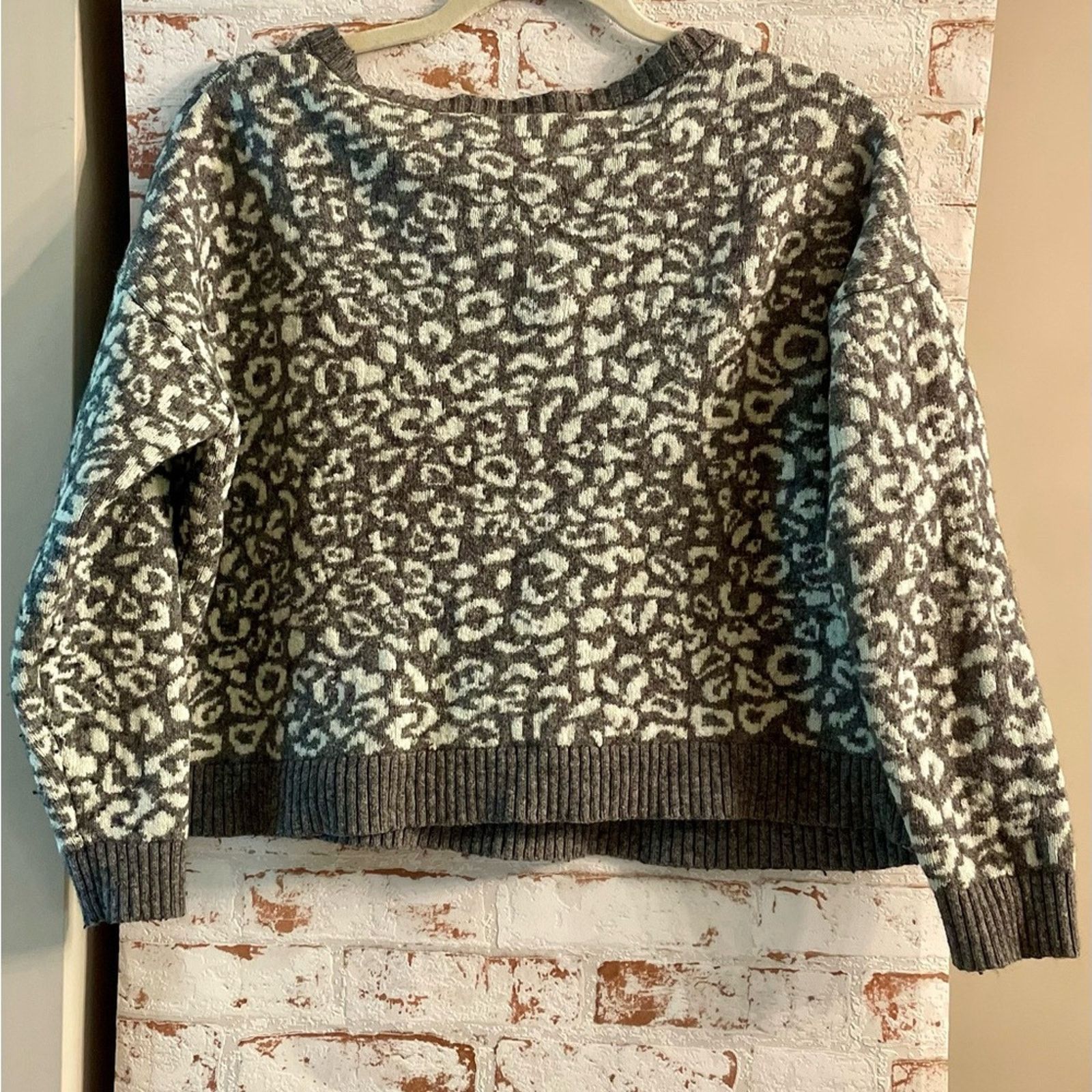 Free People We The Free Gray and White Animal Print Sweater Size S / US 4 / IT 40 - 2 Thumbnail