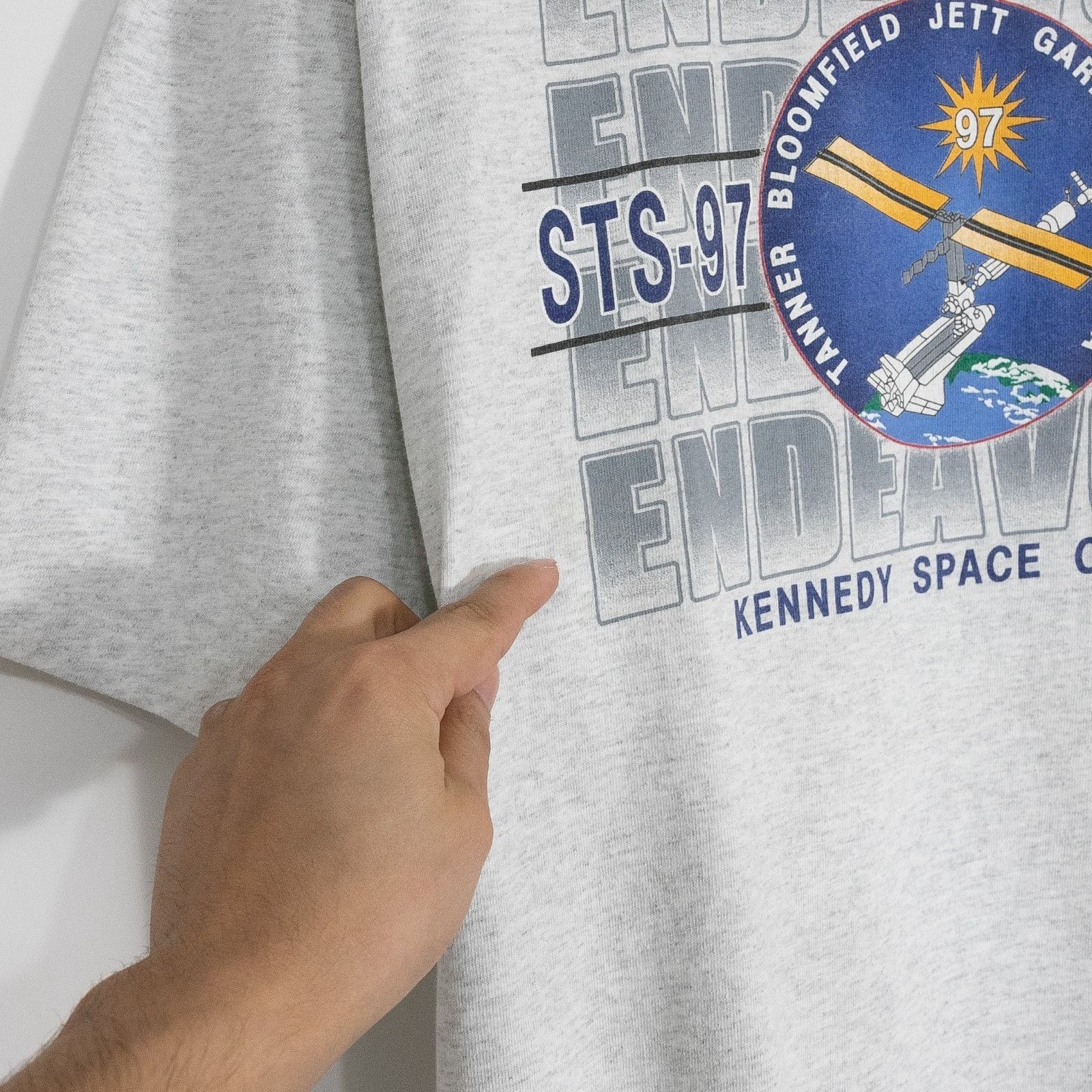 Vintage Vintage 90s STS 97 Kennedy Space Center T Shirt Mens XL Size US XL / EU 56 / 4 - 4 Thumbnail