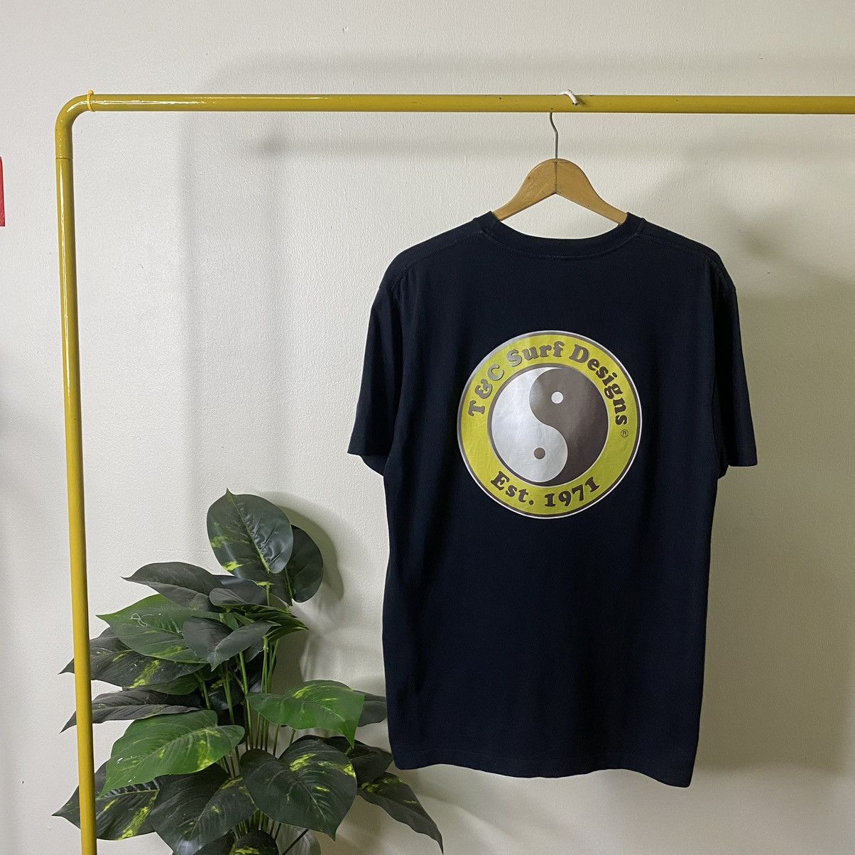 Vintage Vintage 1990s T&C Surf Big Ying Yang Logo Backhit Tee Size US L / EU 52-54 / 3 - 1 Thumbnail