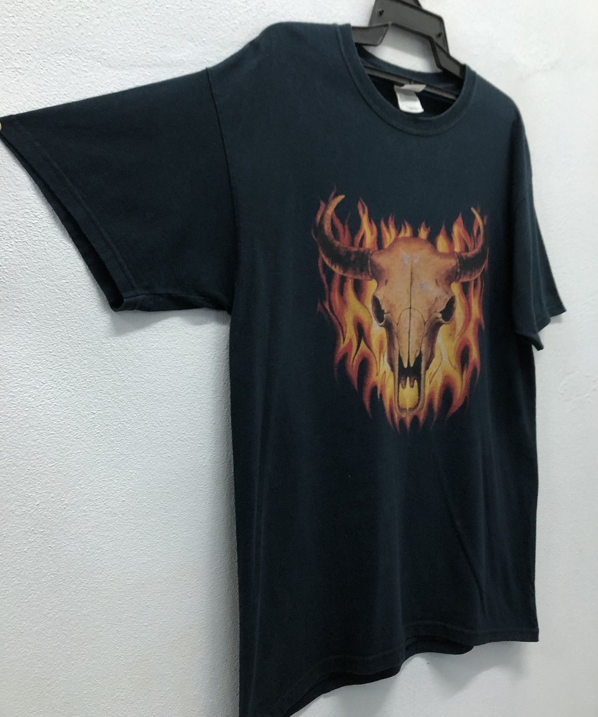 Vintage Vintage Gildan Flaming Buffalo Skull T-Shirt Size US L / EU 52-54 / 3 - 5 Thumbnail