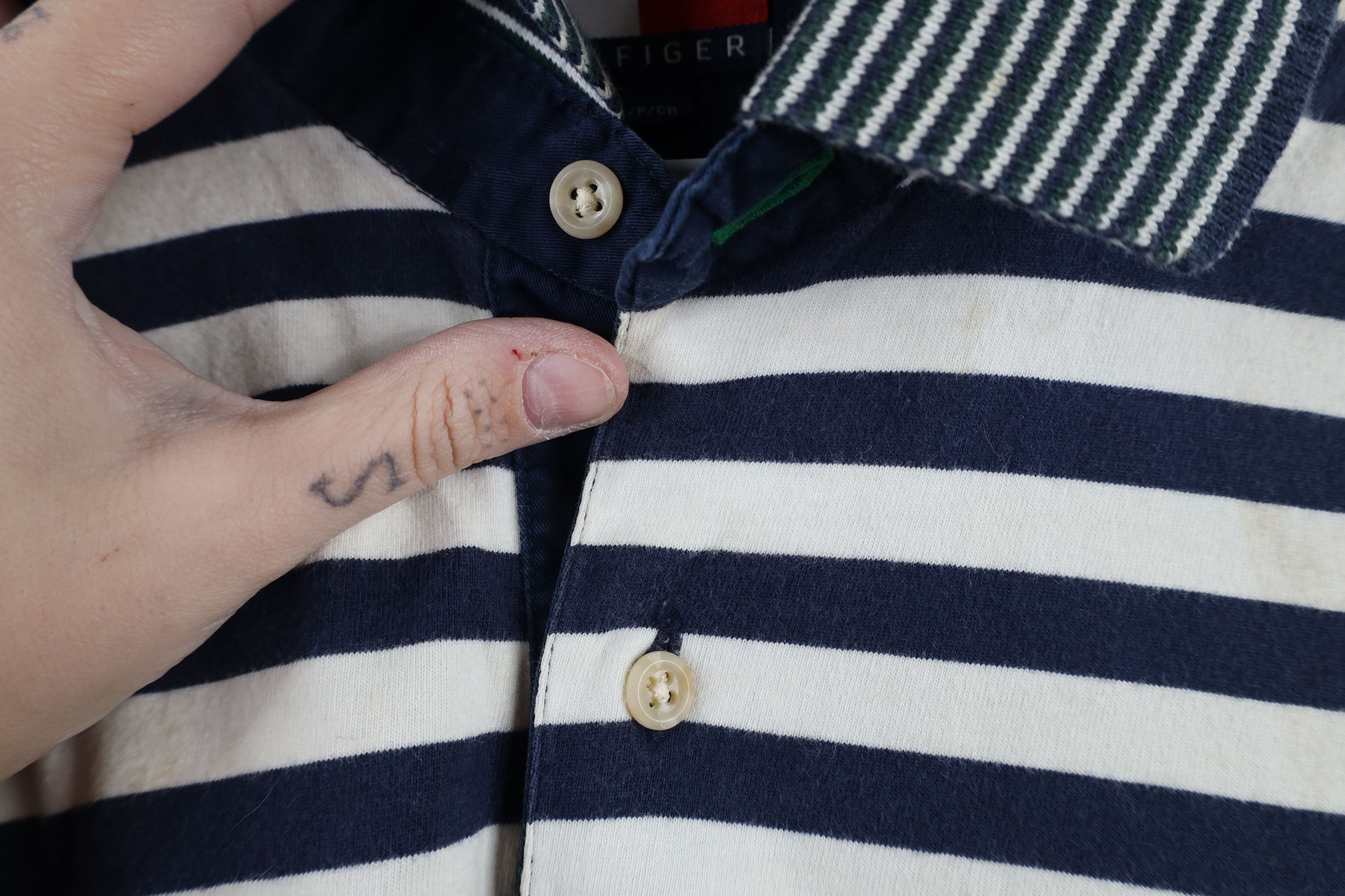 Tommy Hilfiger × Vintage Vintage 90s Tommy Hilfiger Distressed Tennis Polo Shirt Size US S / EU 44-46 / 1 - 9 Thumbnail