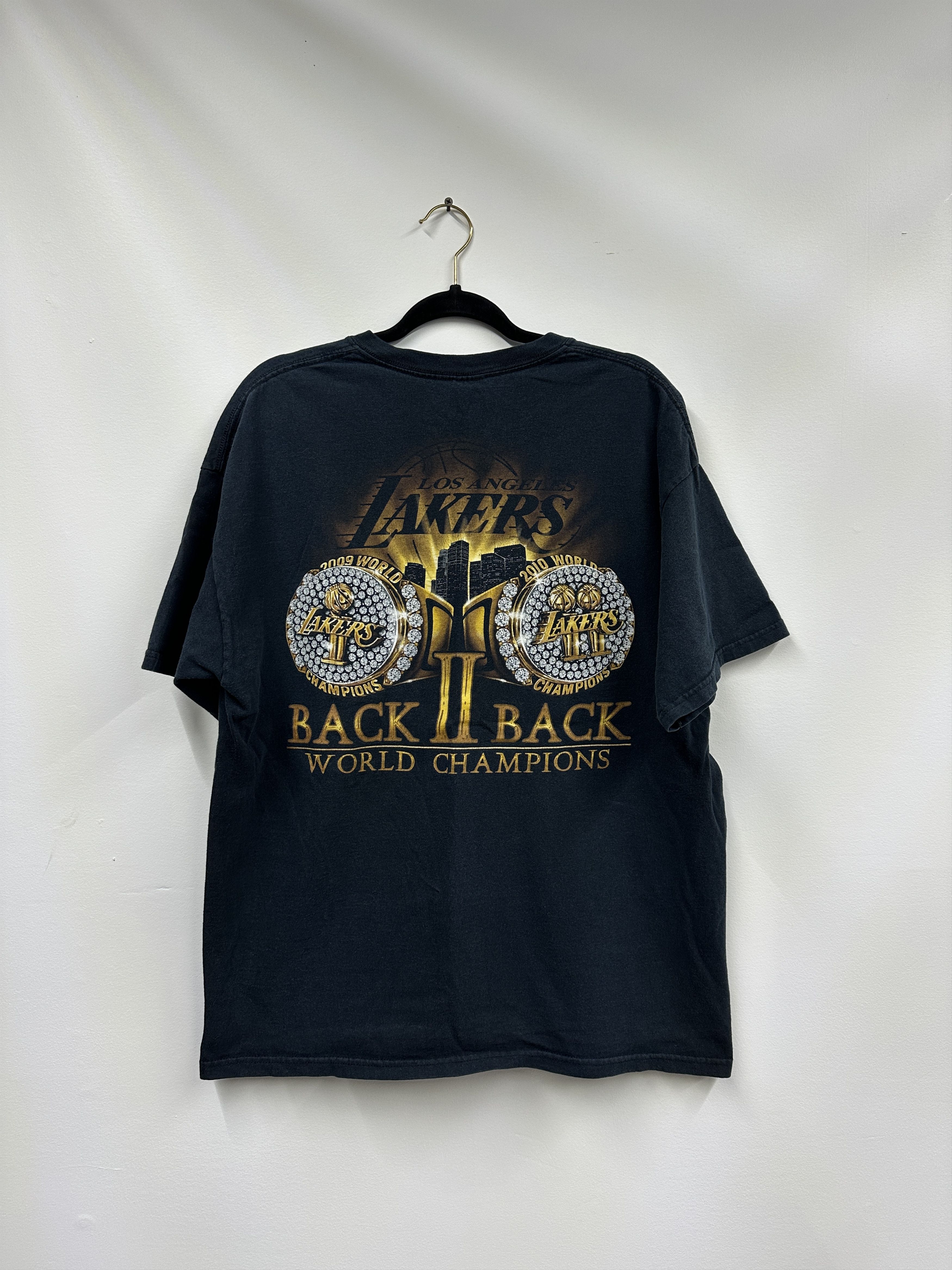 Other Vintage Los Angeles Lakers Back 2 Back World Champions Tee Size US XL / EU 56 / 4 - 1 Thumbnail