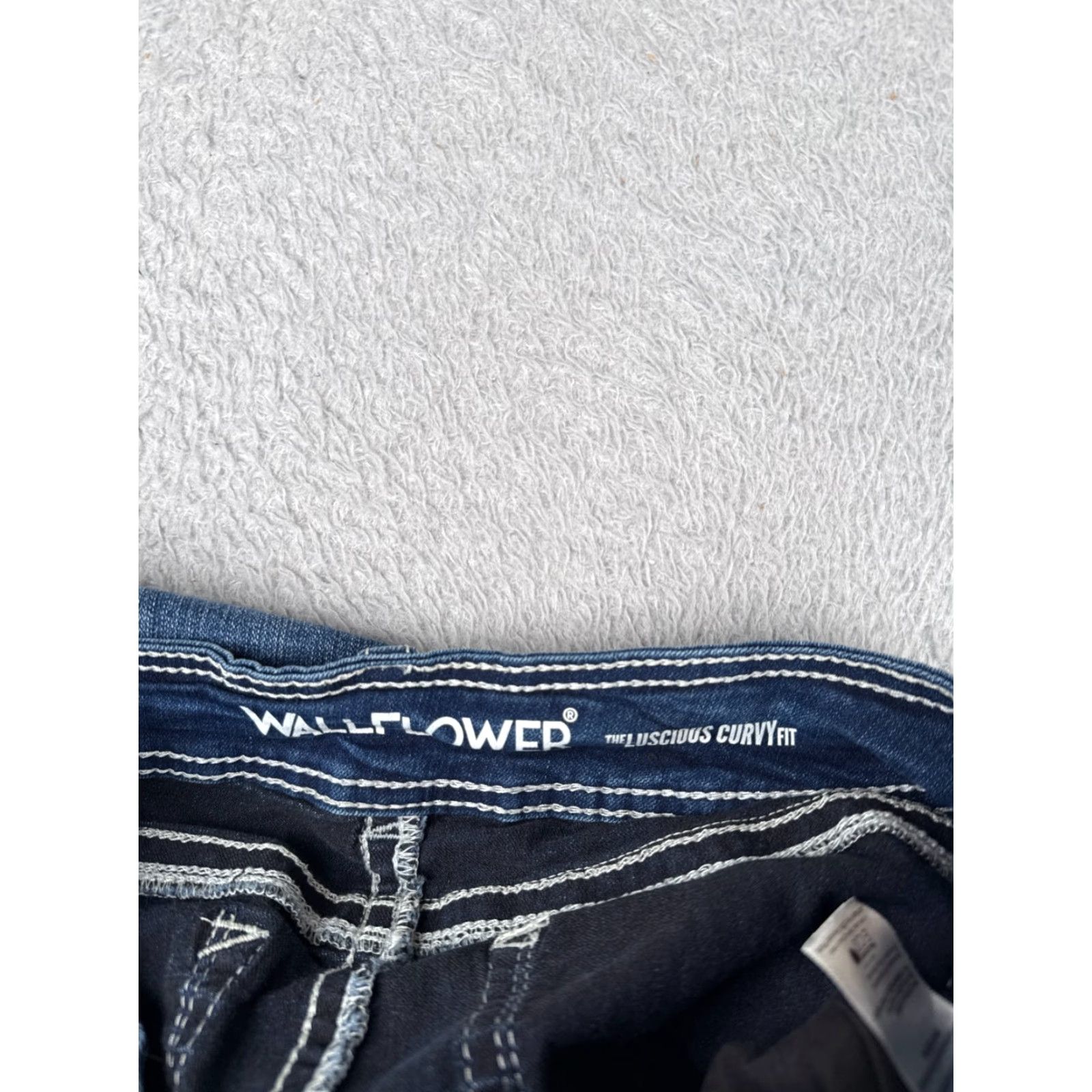 Vintage Wallflower Jeans Juniors 9 Blue Denim Jeans The Luscious Curvy Fit Cotton 28x30 Bootcut Stretch Womens Size 30" / US 8 / IT 44 - 6 Thumbnail