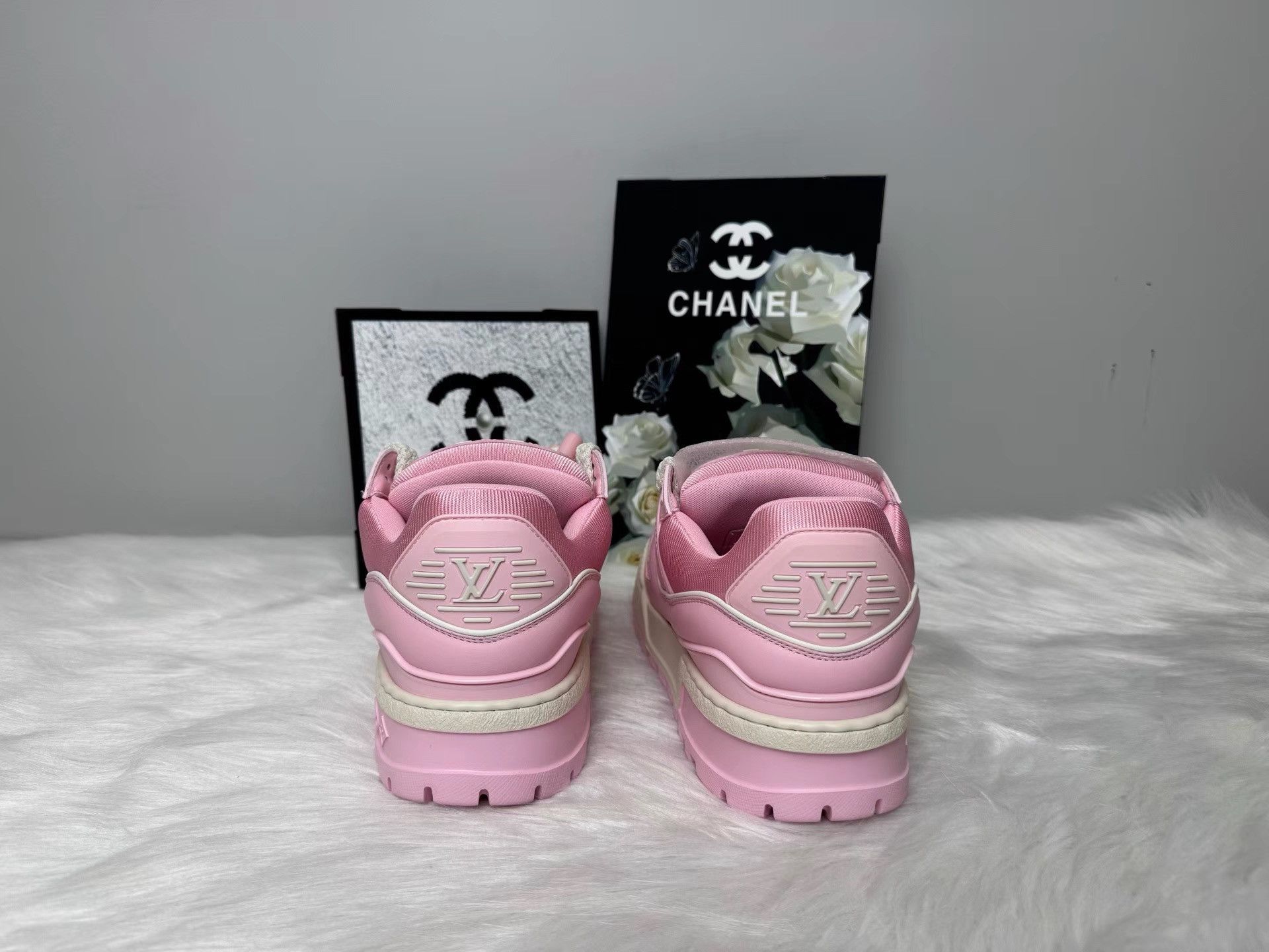 Louis Vuitton Louis Vuitton Trainer Maxi LOVE Logo Low Top Sneakers K36 Size US 8 / EU 41 - 3 Thumbnail