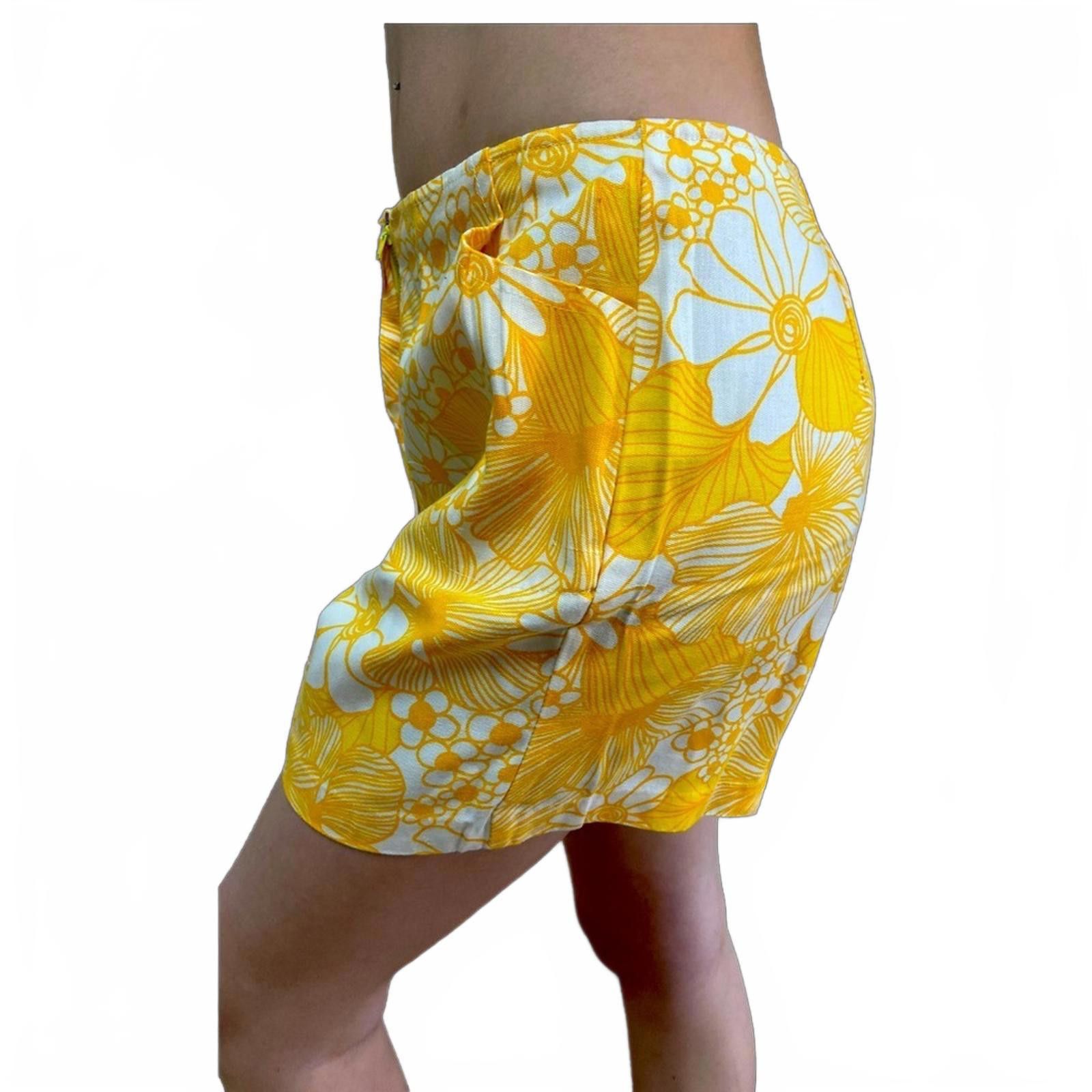 Vintage 60s Handmade High Waisted Cotton Shorts Yellow Floral Print Size 28" / US 6 / IT 42 - 4 Thumbnail