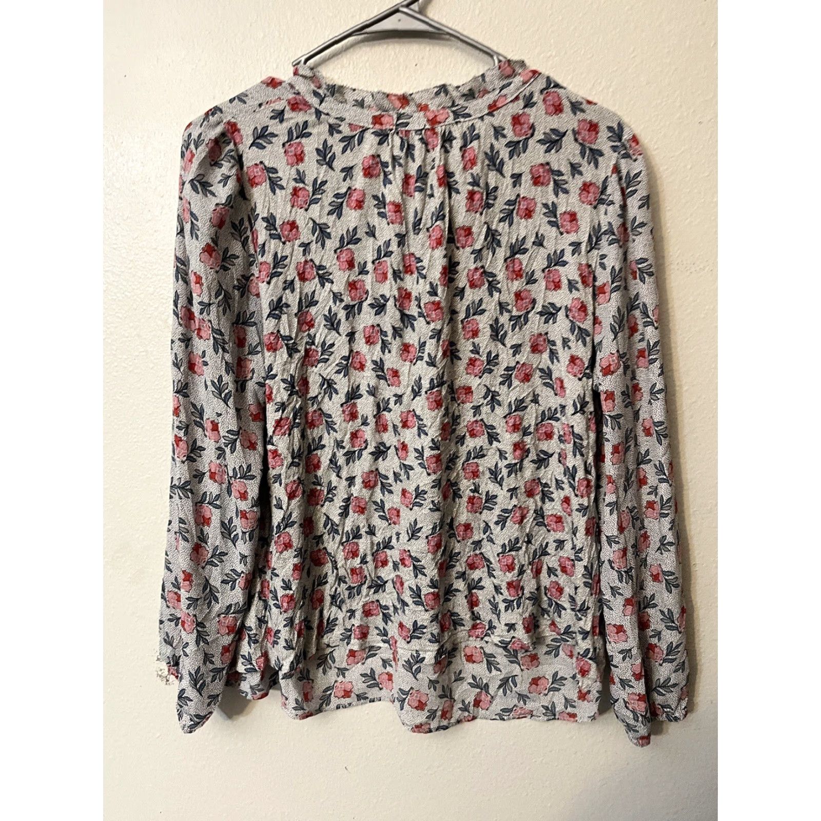 Ann Taylor Anntaylor loft blouse Woman Petites White Floral Long Sleeve Ruffle Neck Collared Button Easy Care Lightweight Wrinkle Resistant Spring Vintage: No Size L / US 10 / IT 46 - 3 Thumbnail