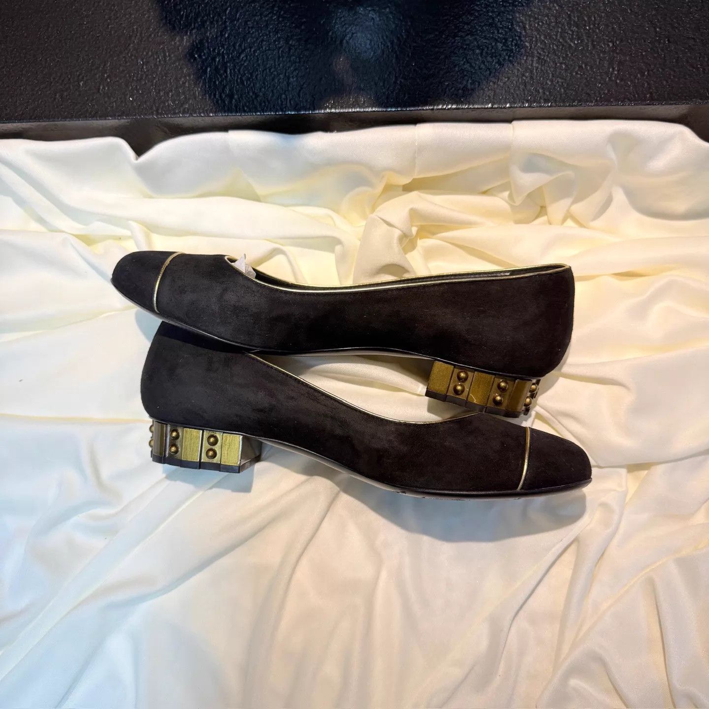 Chanel CHANEL Women's Black Gold CC Low Heel Pumps 37 95% Size US 6.5 / IT 36.5 - 4 Thumbnail