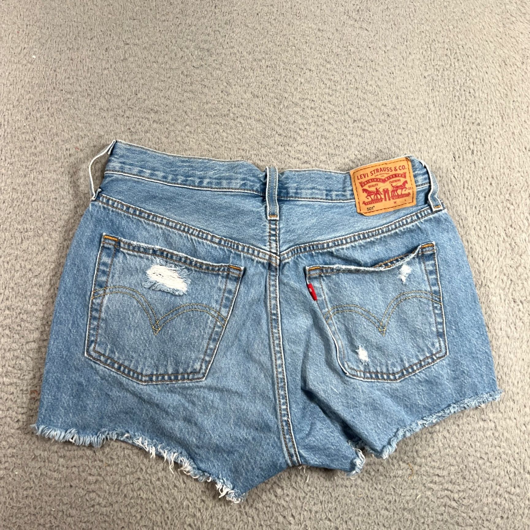 Levi's Levi's Women's 501 Shorts Size 28 Blue Denim Cut-Off Distressed Fringe Casual Summer Size 28" / US 6 / IT 42 - 7 Thumbnail